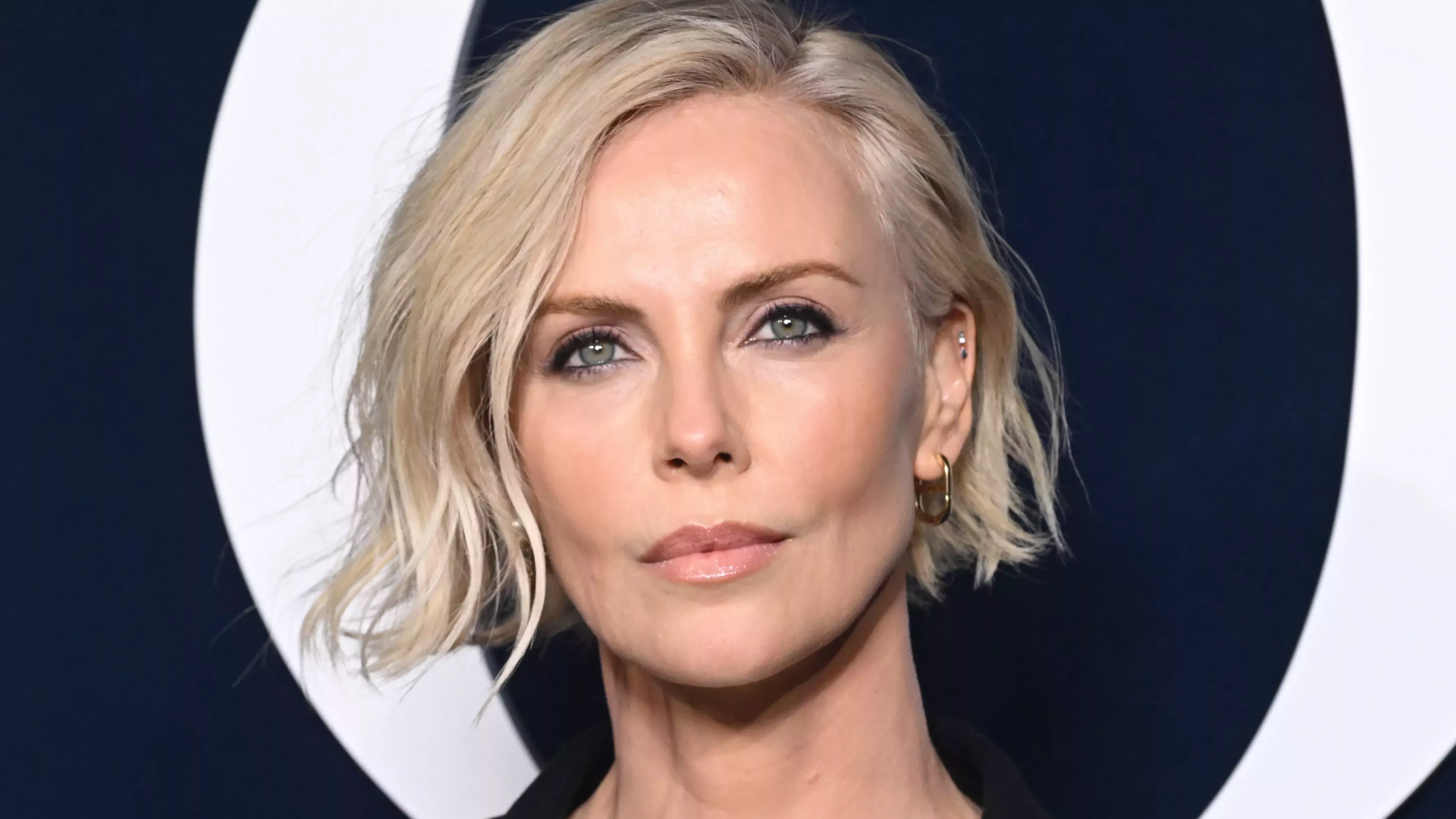 Charlize Theron sigue los pasos de Miley Cyrus en cuanto a tintes de pelo