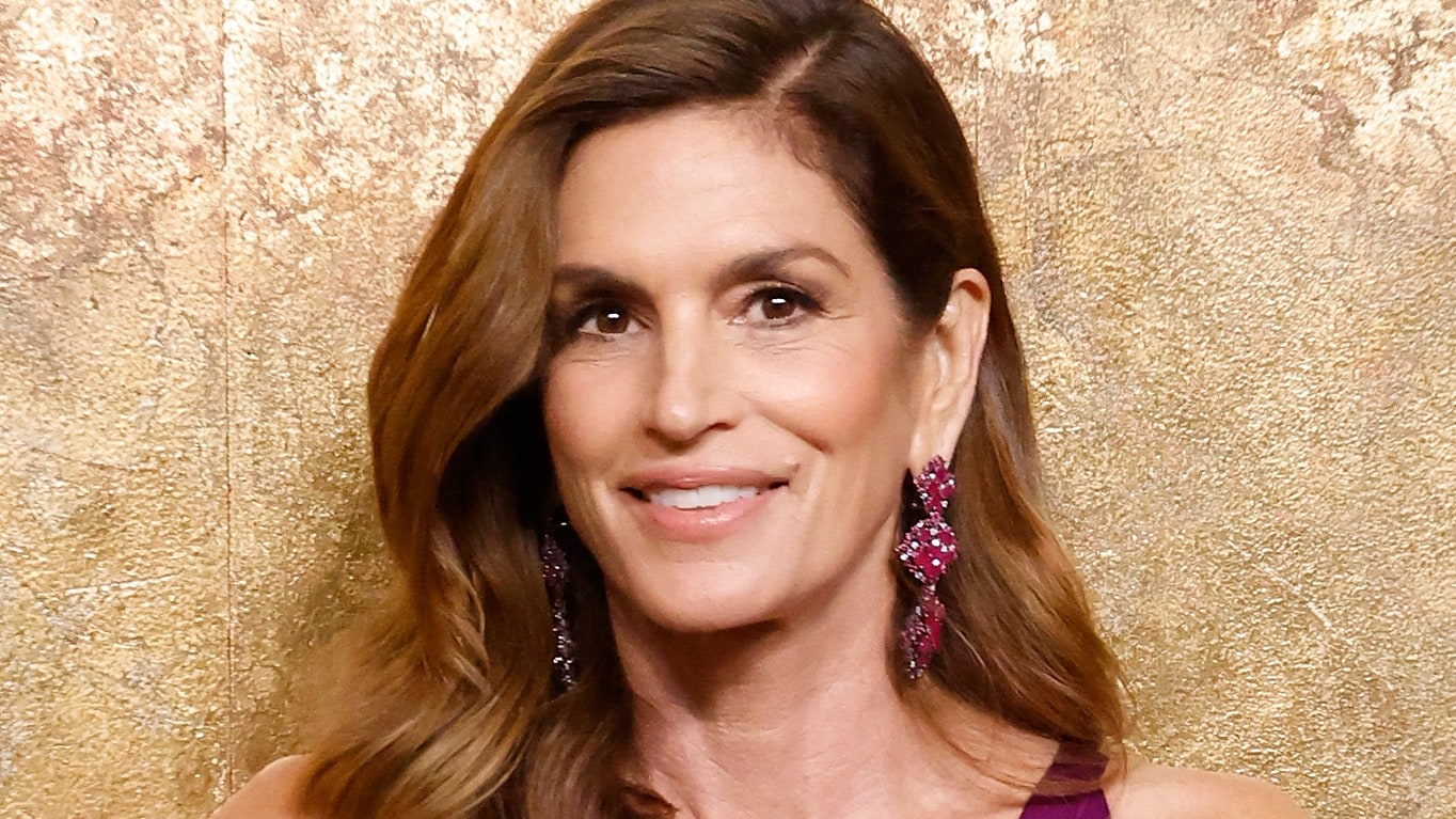 Cindy Crawford con el pelo rubio y rizado nos esta volviendo locas