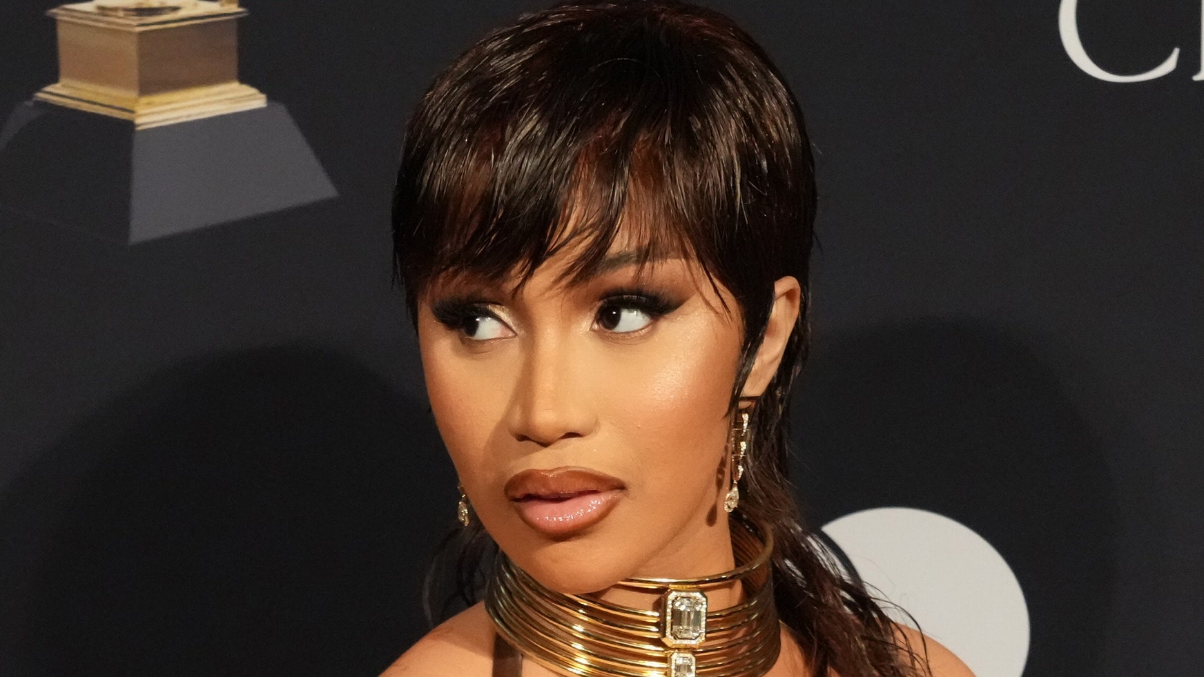 Cuando digo que Cardi B tiene pelo de sirena en la nueva sesión de fotos de Skims, no exagero