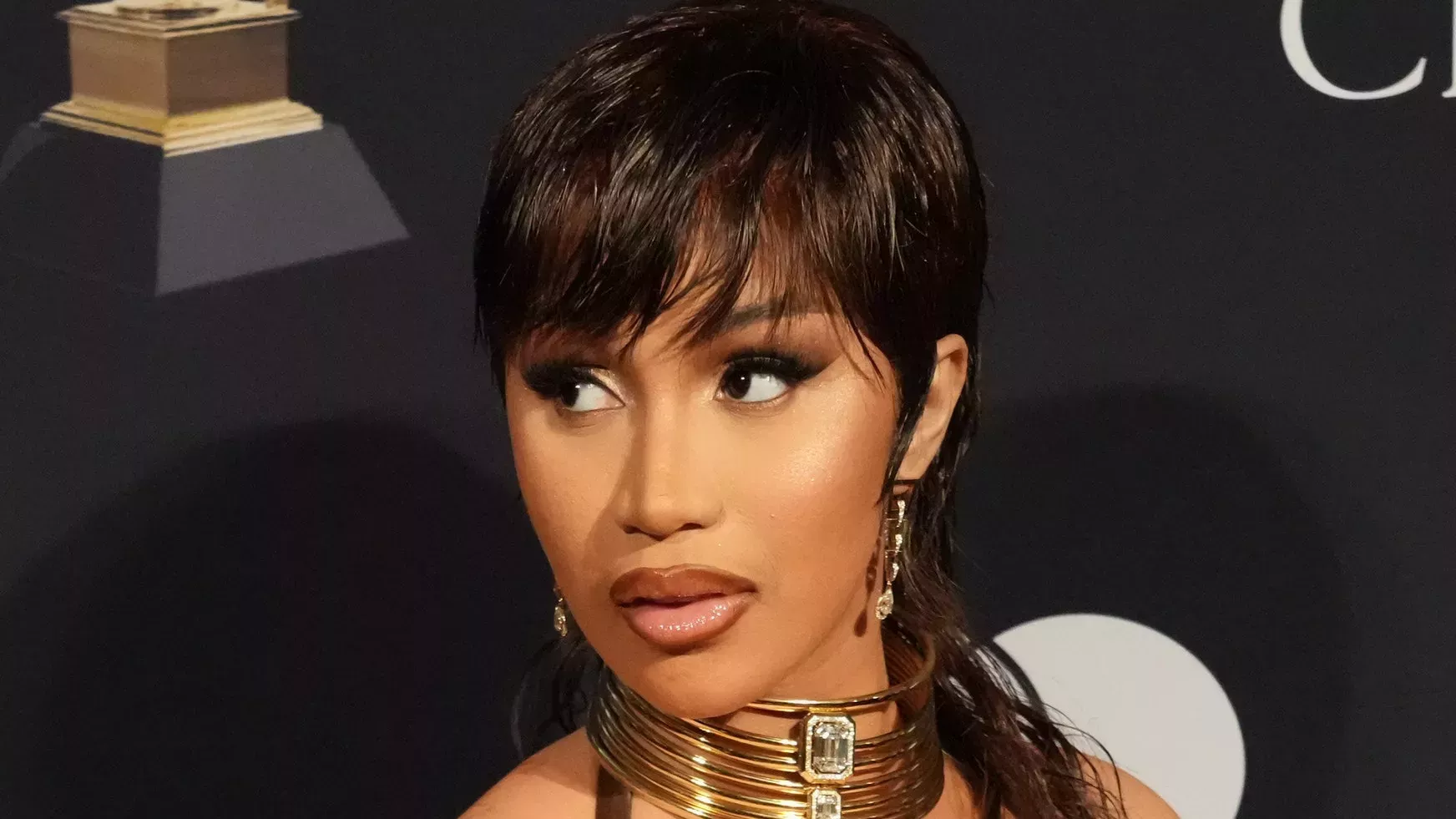 Cuando digo que Cardi B tiene pelo de sirena en la nueva sesión de fotos de Skims, no exagero