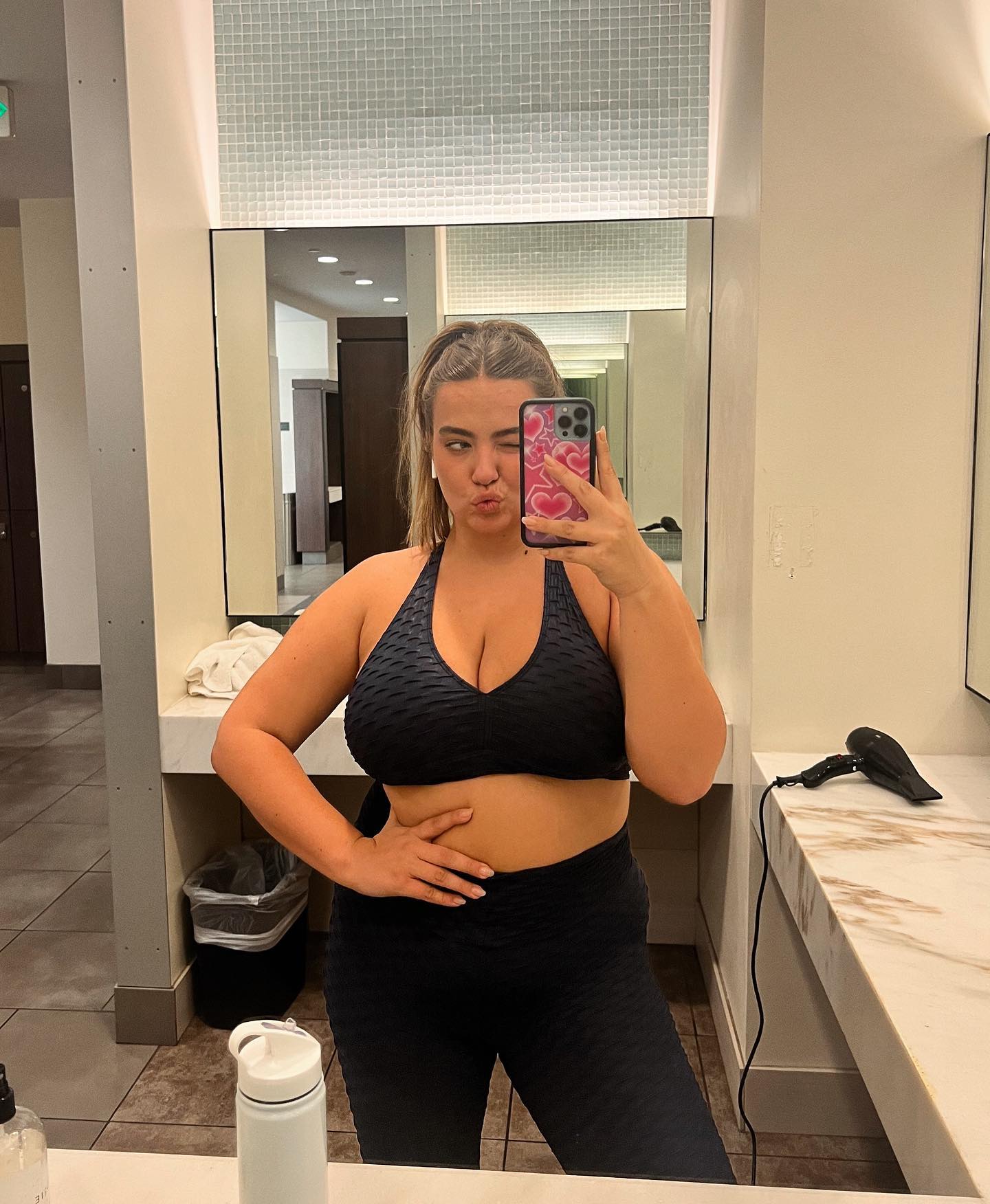 El entrenamiento de la chica ocupada para mejorar los abdominales