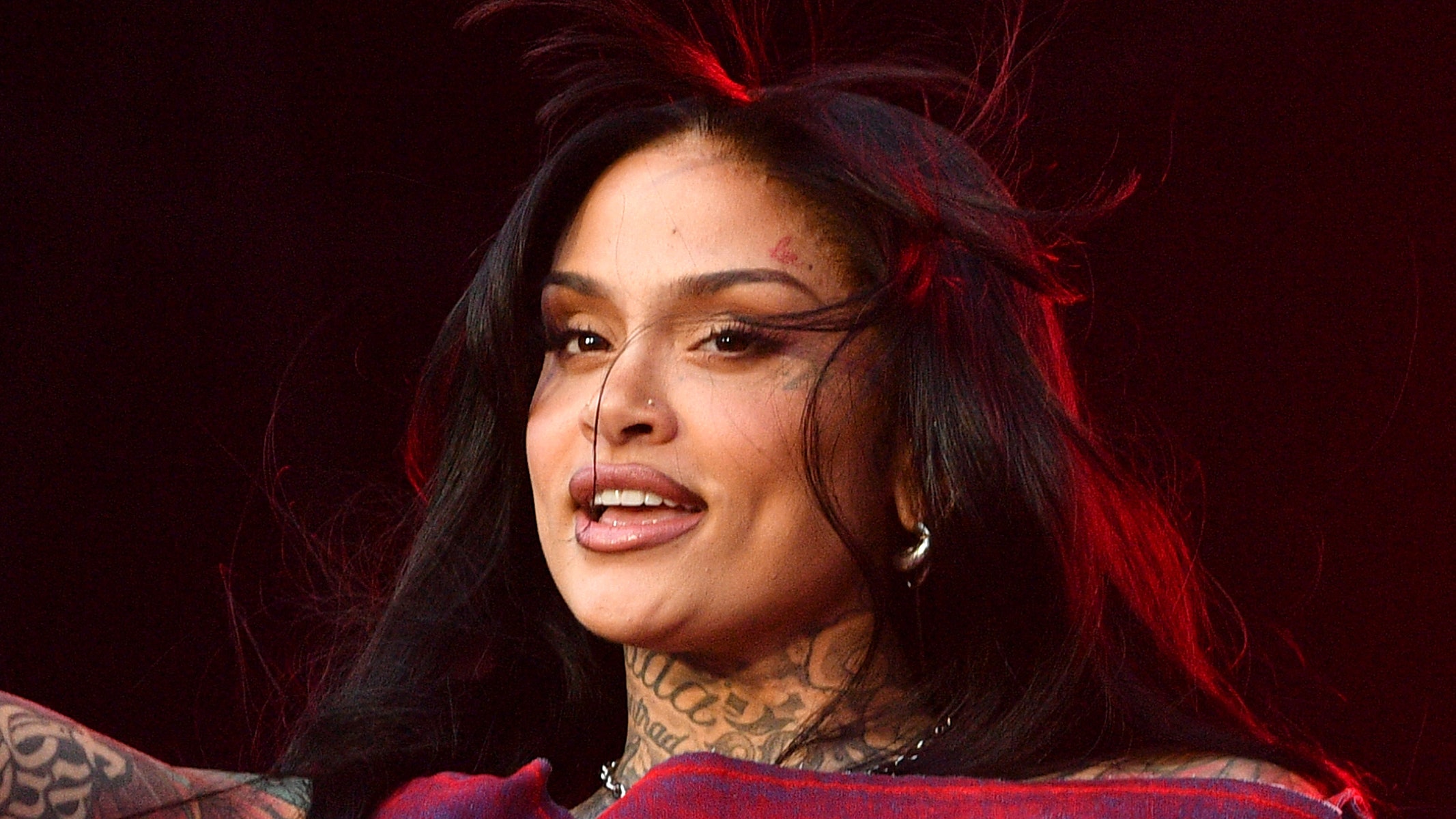 ¿El nuevo corte pixie de Kehlani es rojo o rosa? Te dejo decidir