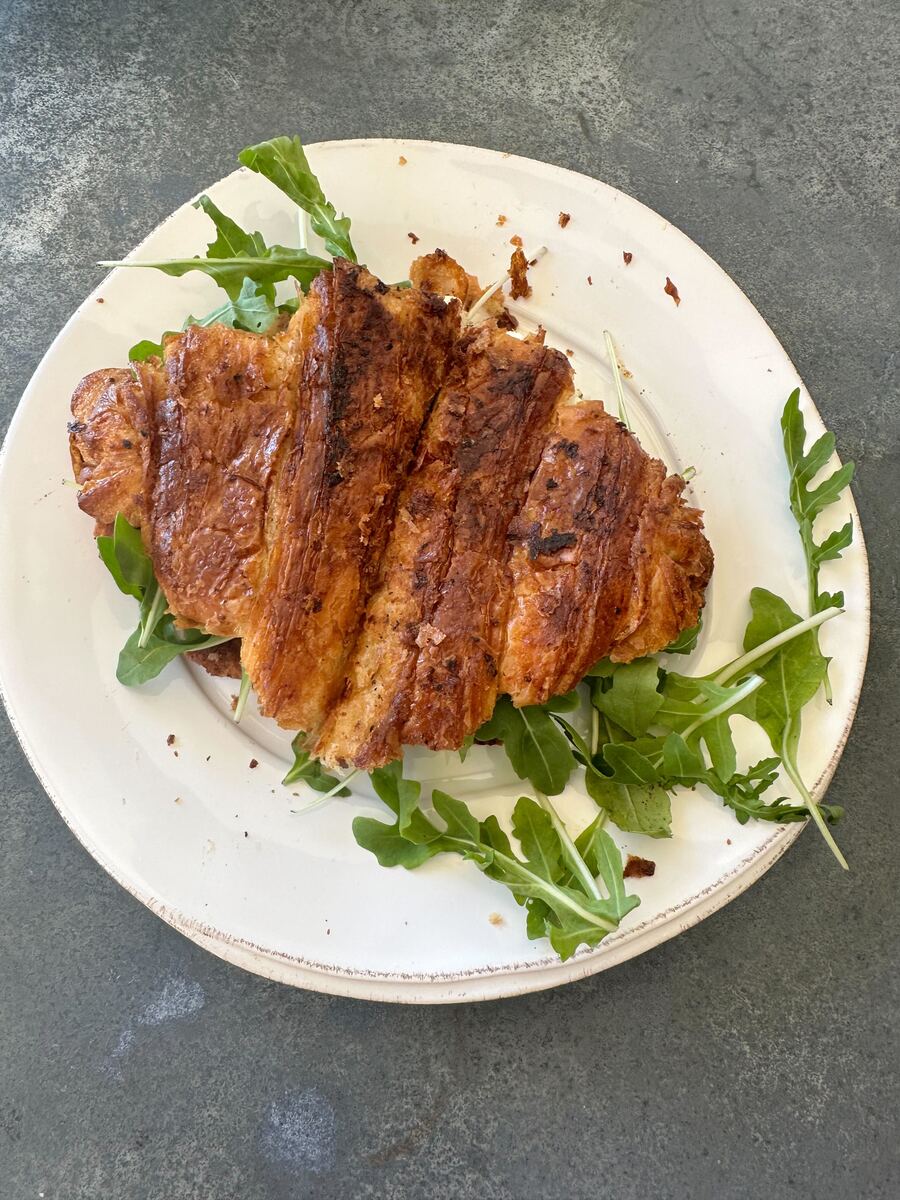 El sándwich de croissant con burrata que adoran Kourt y sus amigas