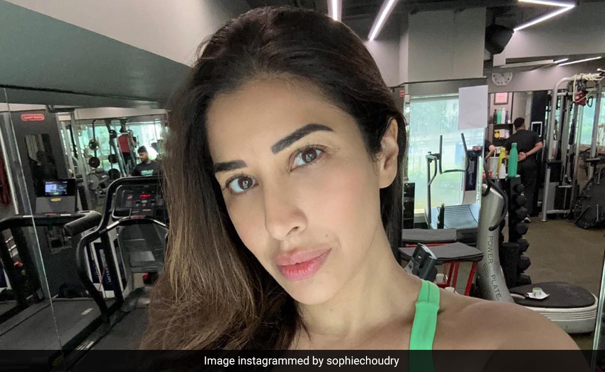 El viernes de Sophie Choudry en el gimnasio es en parte fashion y en parte fabuloso