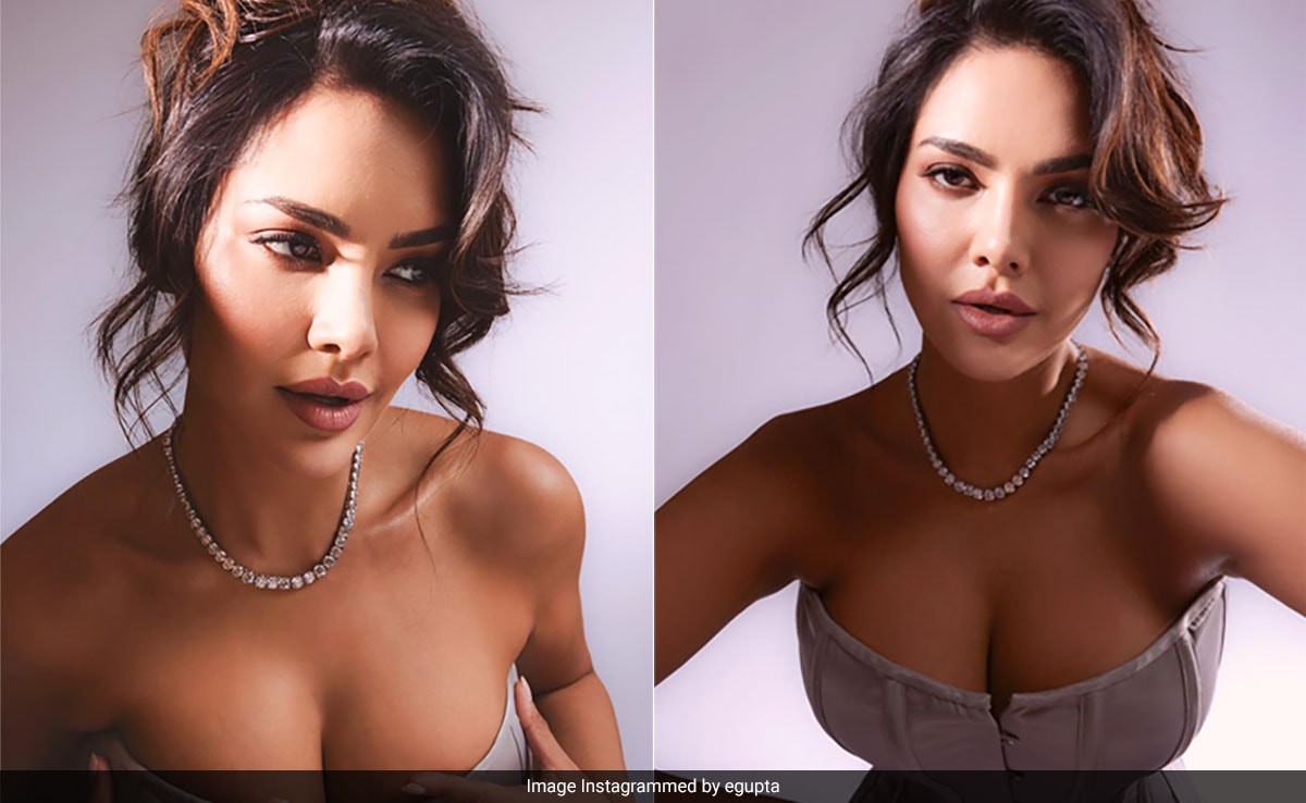Esha Gupta y su glamour de los 90 en tonos marrones con un peinado recogido es un fabuloso retroceso