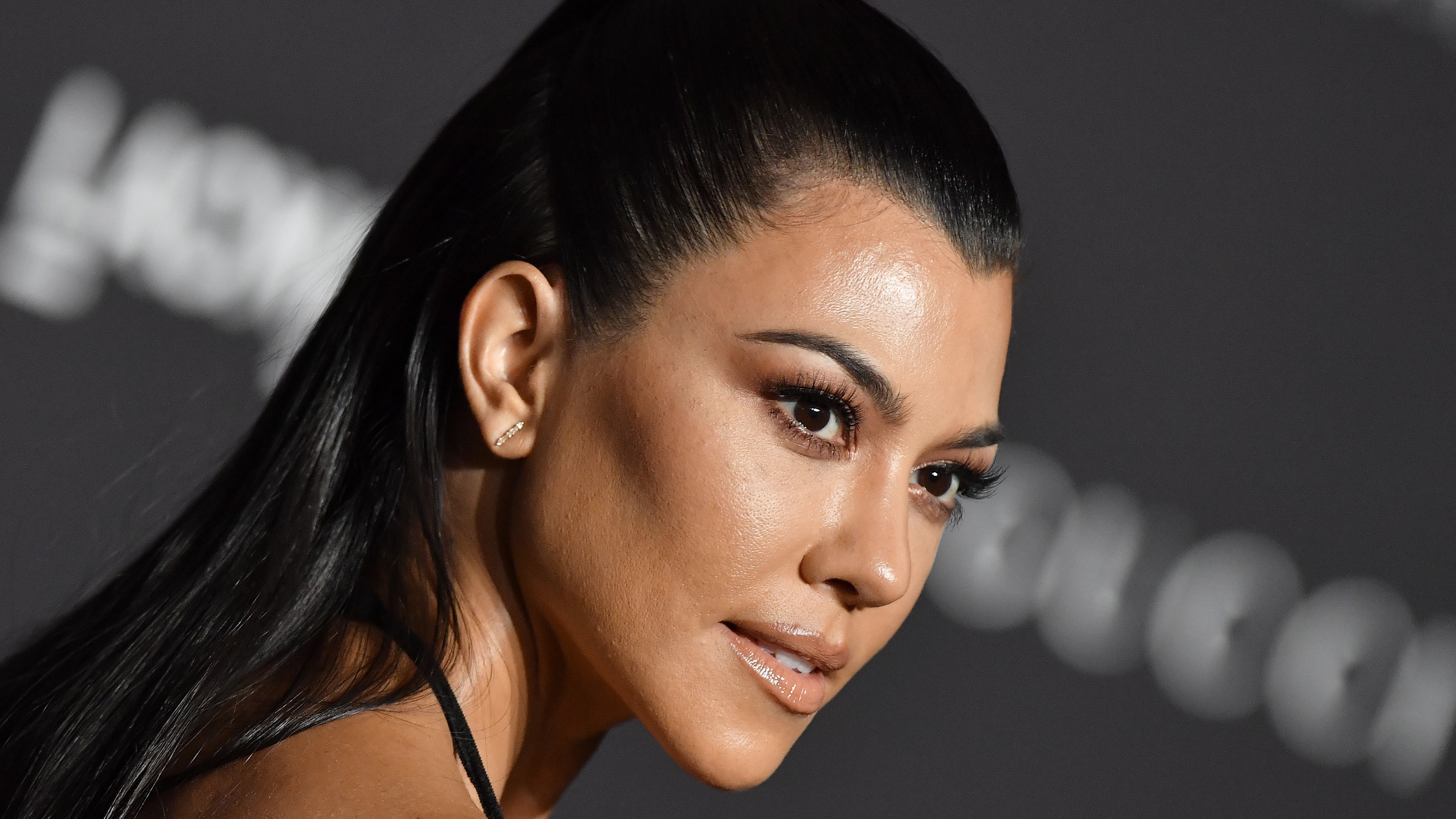 Kourtney Kardashian parece una persona totalmente diferente con este espeso flequillo