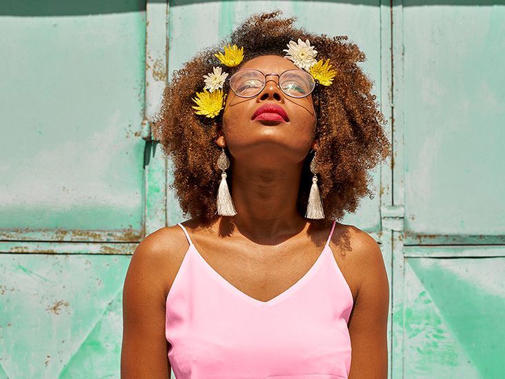 Maquillaje con gafas: Los mejores productos y técnicas de aplicación