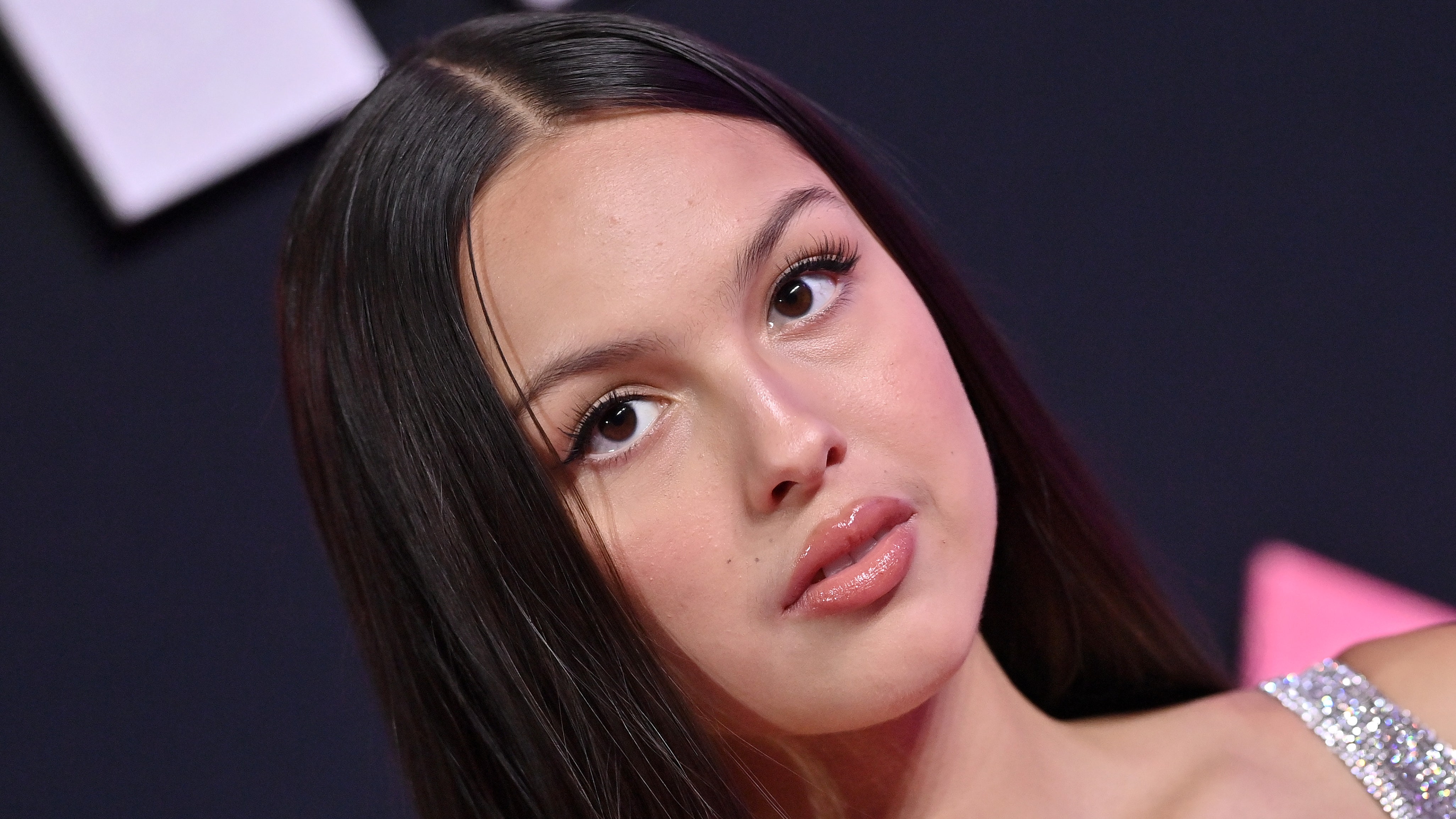 Olivia Rodrigo dice que su tatuaje en el dedo ahora parece un "rotulador borroso"