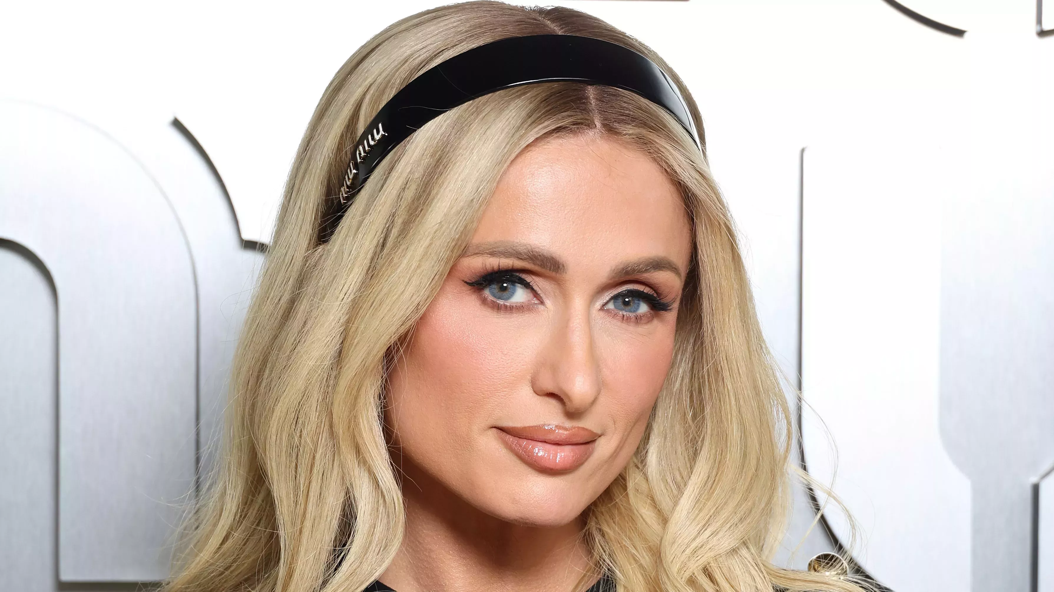 Paris Hilton luce irreconocible con el pelo largo y negro