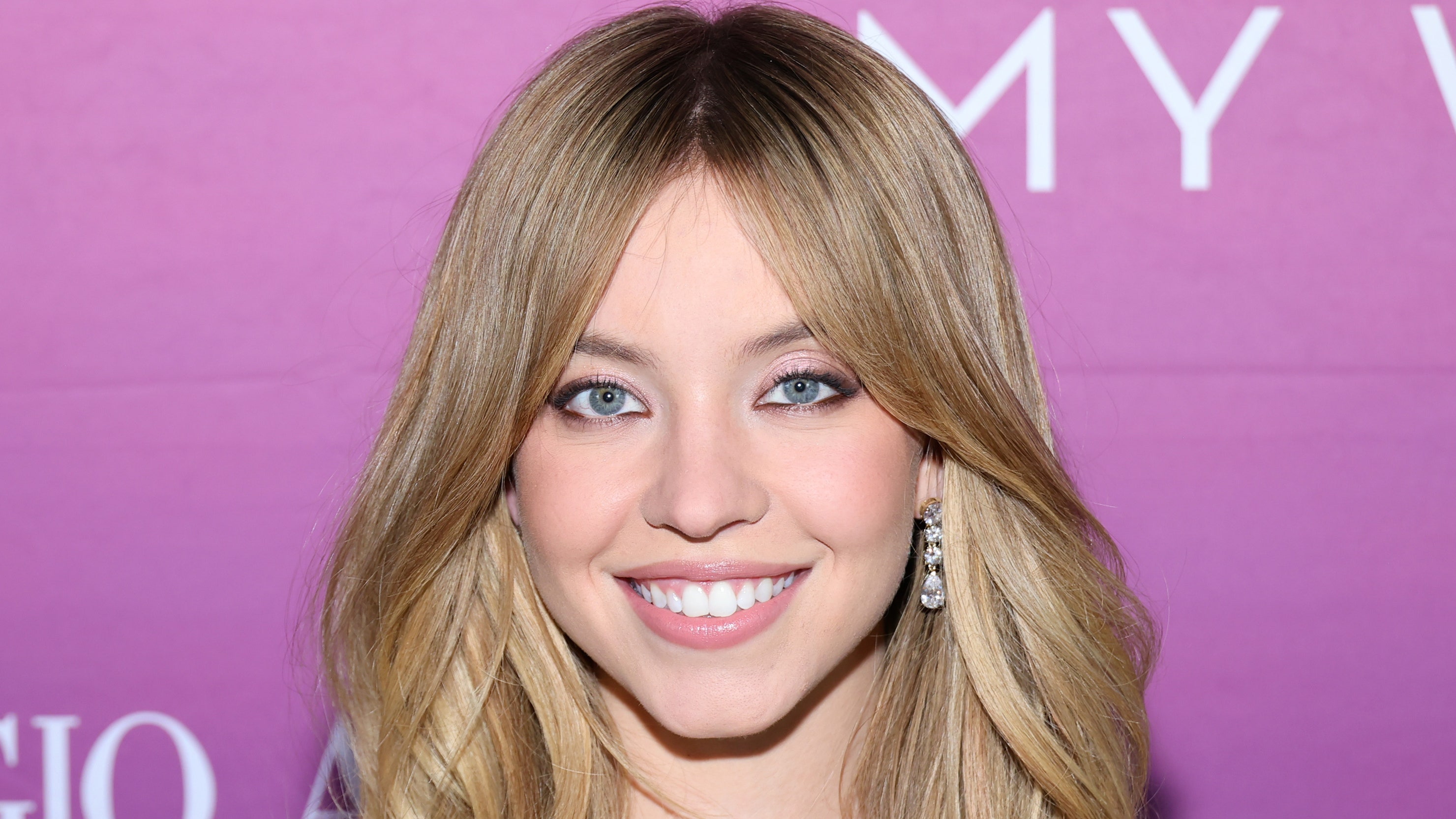 Sydney Sweeney acaba de ponerse la diadema millennial y se ve muy diferente