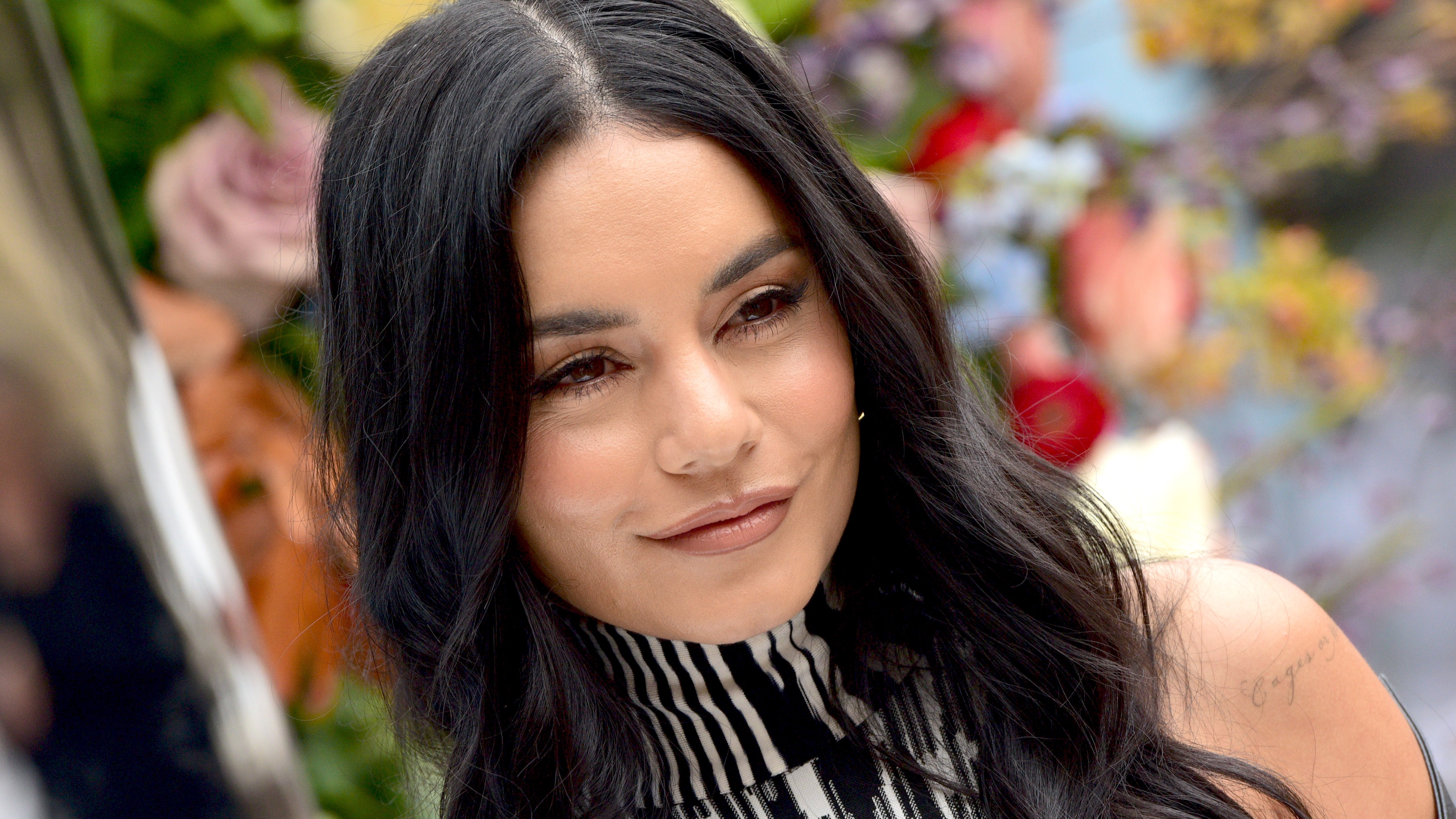 Vanessa Hudgens descubrió el peinado ideal para llevar con un sombrero de bruja informal