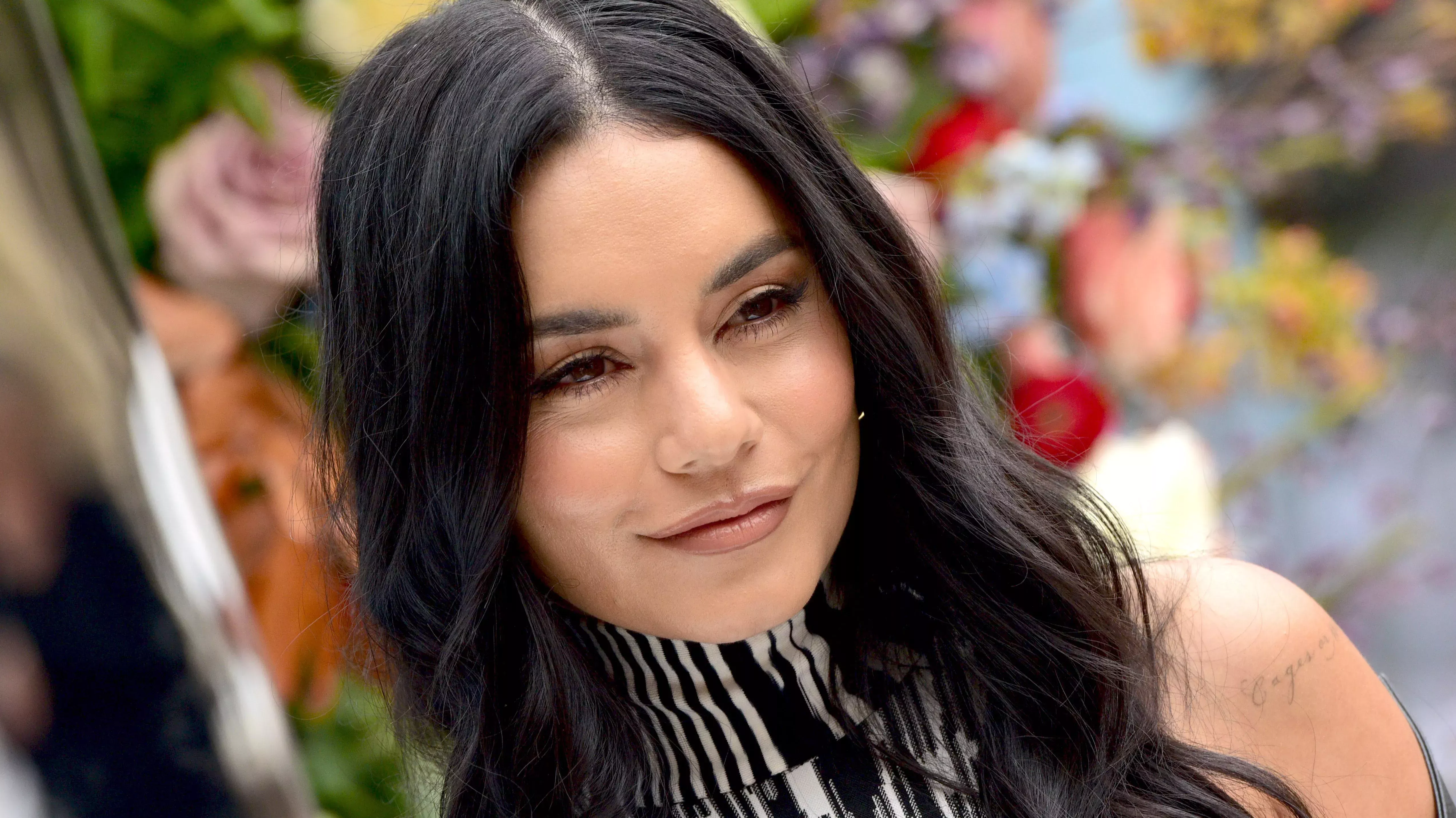 Vanessa Hudgens descubrió el peinado ideal para llevar con un sombrero de bruja informal