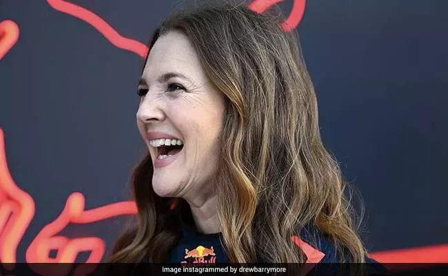 A sus 48 años, Drew Barrymore no se ha hecho nunca la cirugía estética y tampoco se ve 