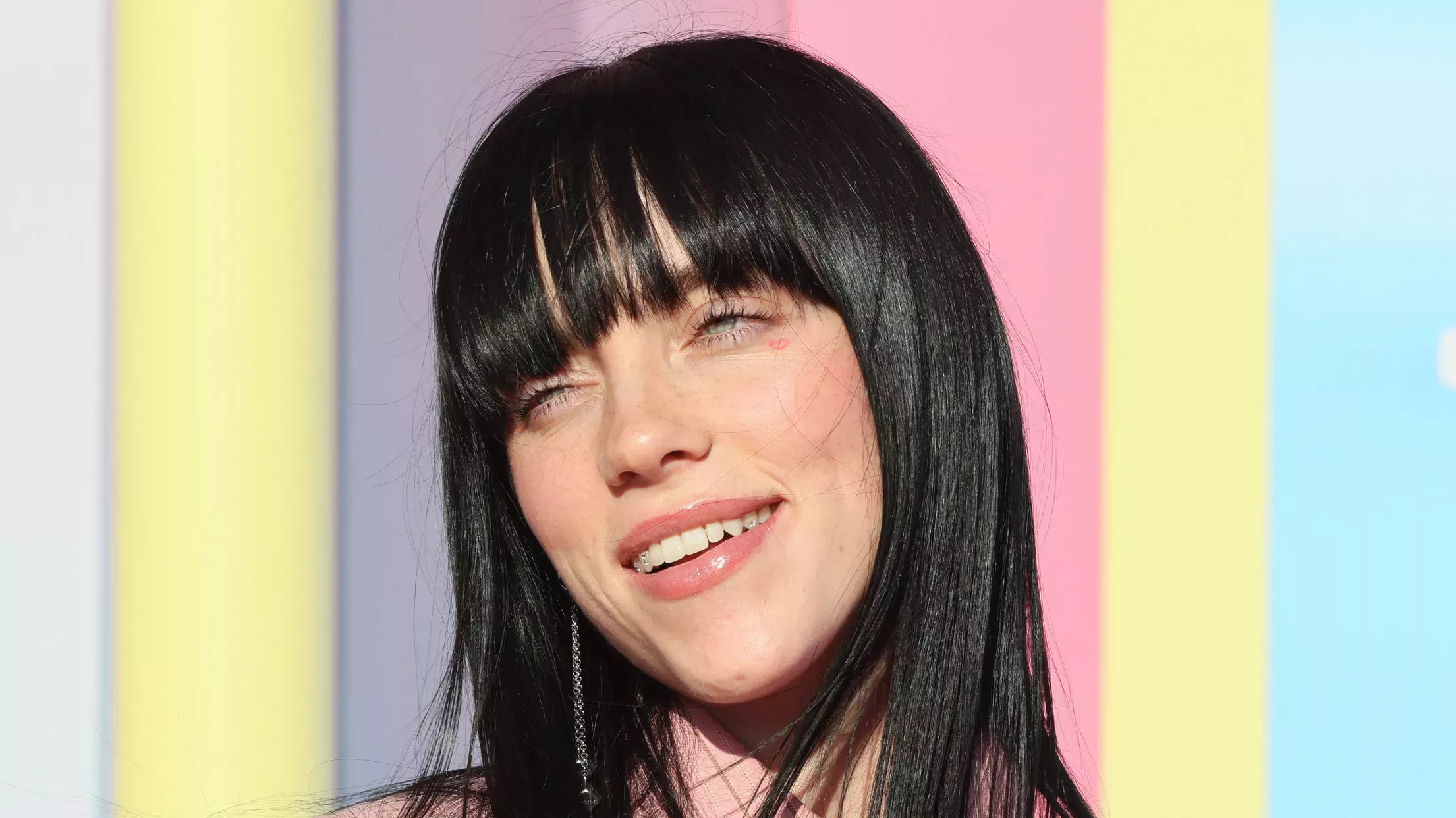 Billie Eilish lució un sorprendente accesorio para el pelo en un evento formal