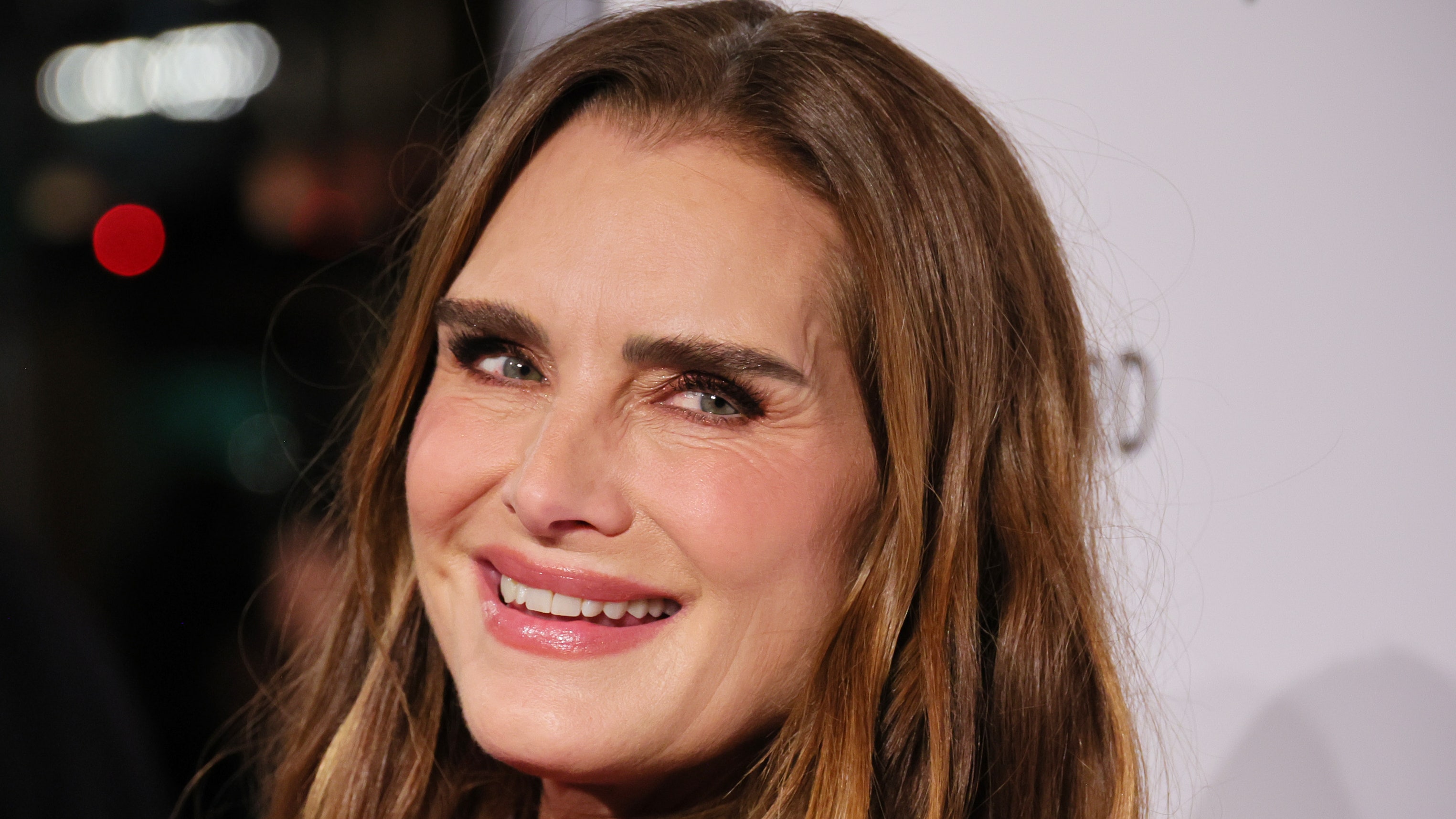 Brooke Shields tuvo un accidente con su peinado en la alfombra roja