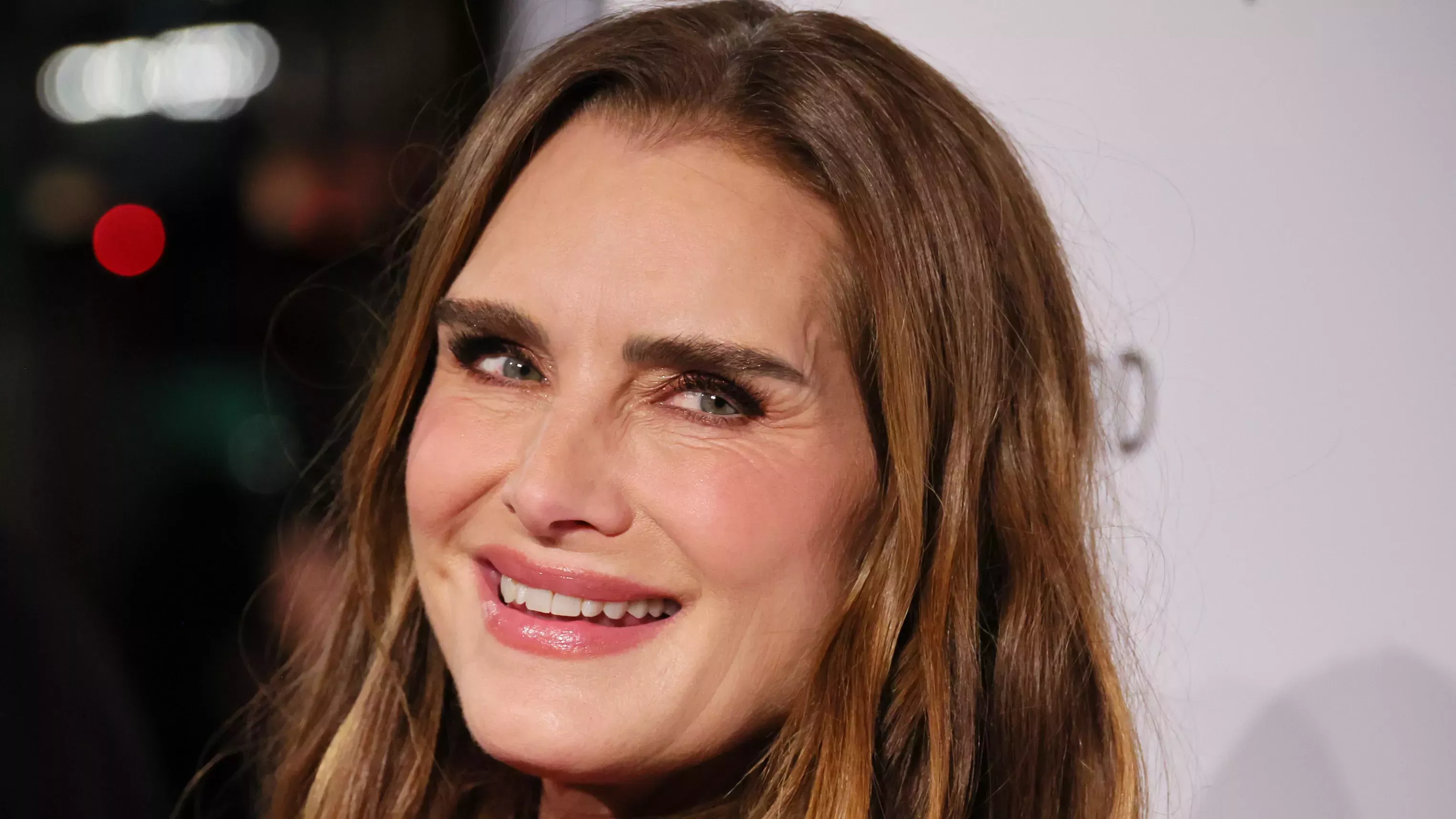 Brooke Shields tuvo un accidente con su peinado en la alfombra roja
