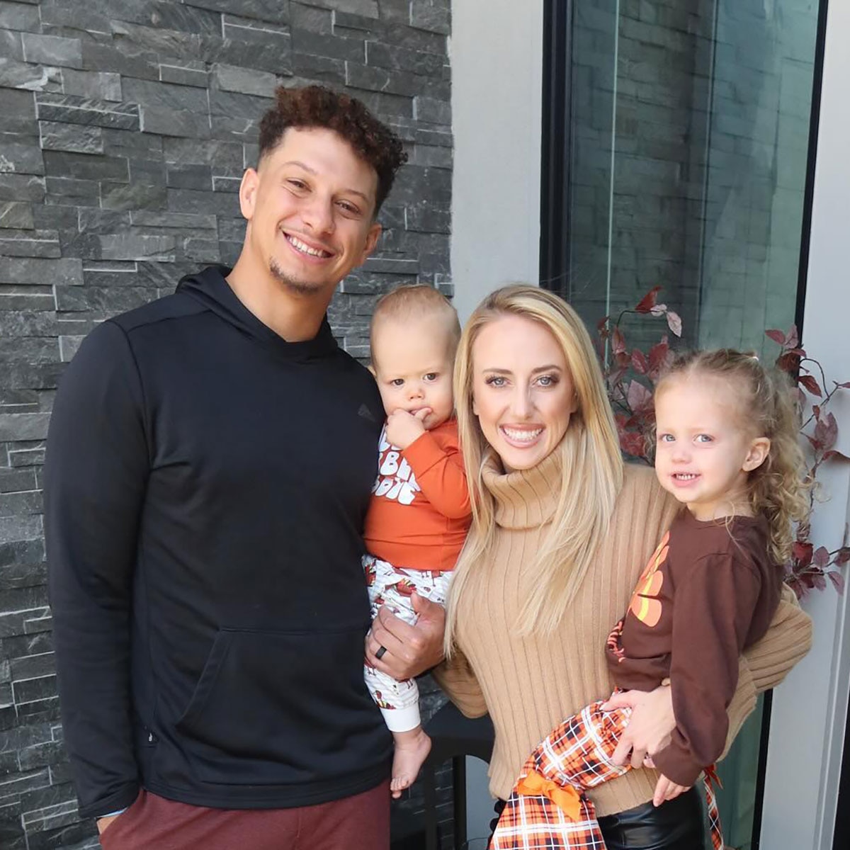 Cómo celebraron Patrick Mahomes, Kaley Cuoco, Mindy Kaling y más estrellas el Día de Acción de Gracias de 2023