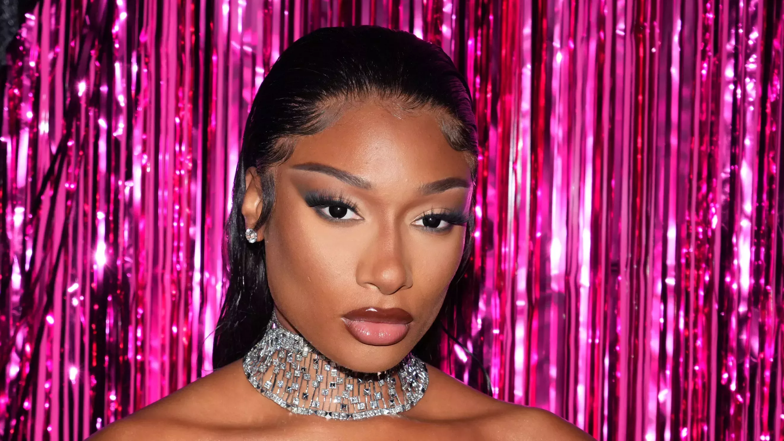 Cómo el equipo de Glam de Megan Thee Stallion creó estilos inspirados en serpientes para su vídeo musical 