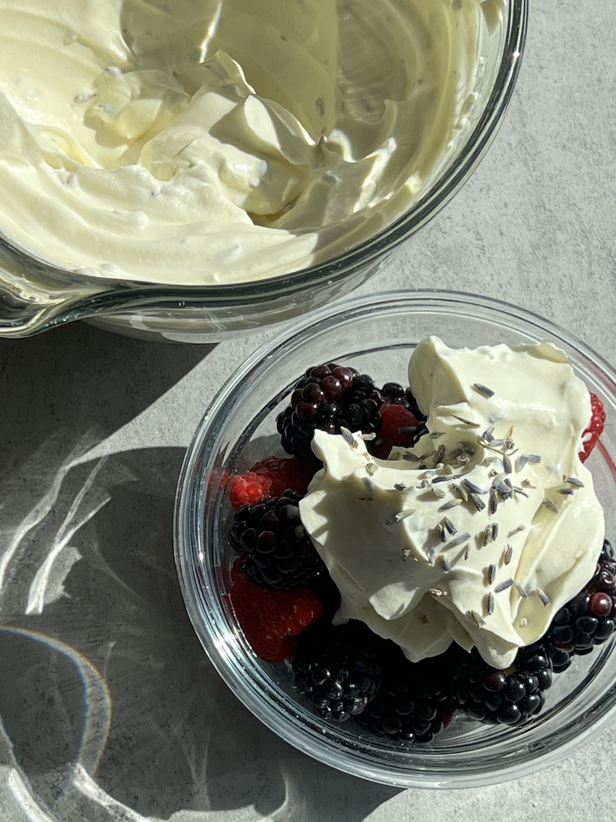 Crema batida de lavanda con bayas