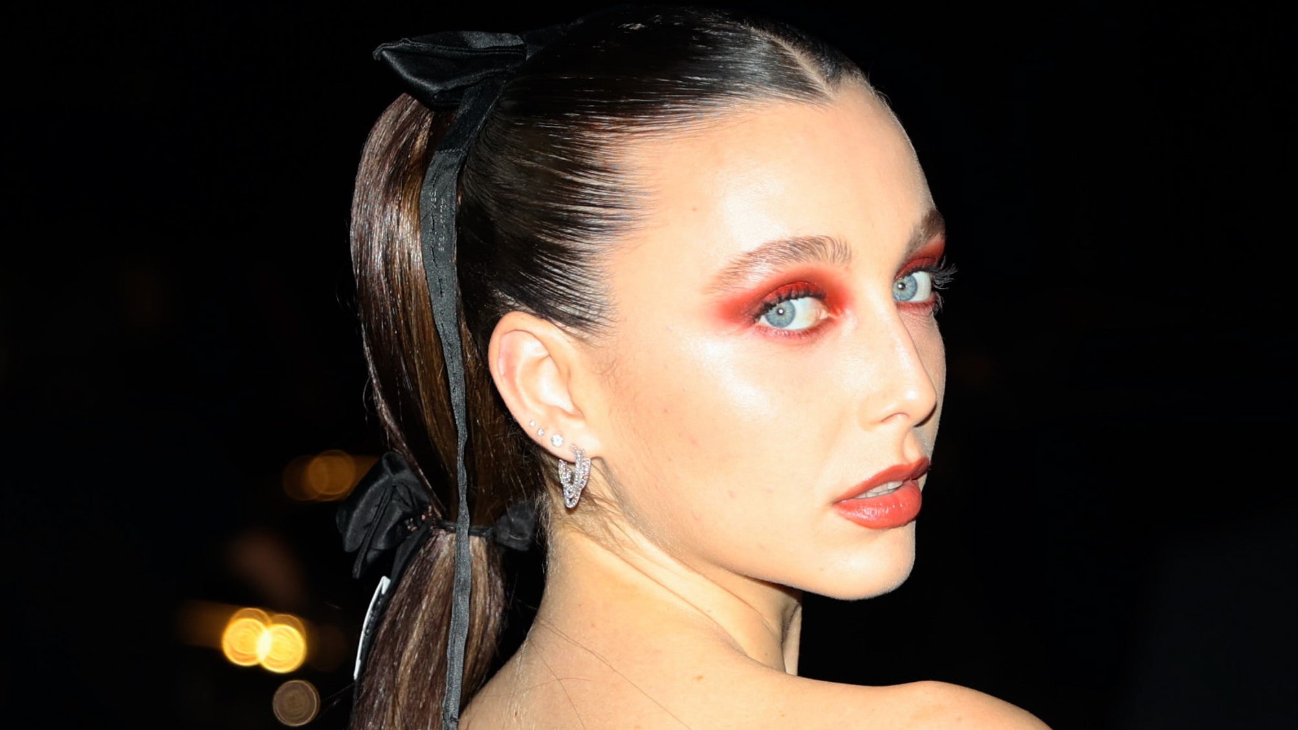 Emma Chamberlain usando su flatiron de la infancia es tan familiar