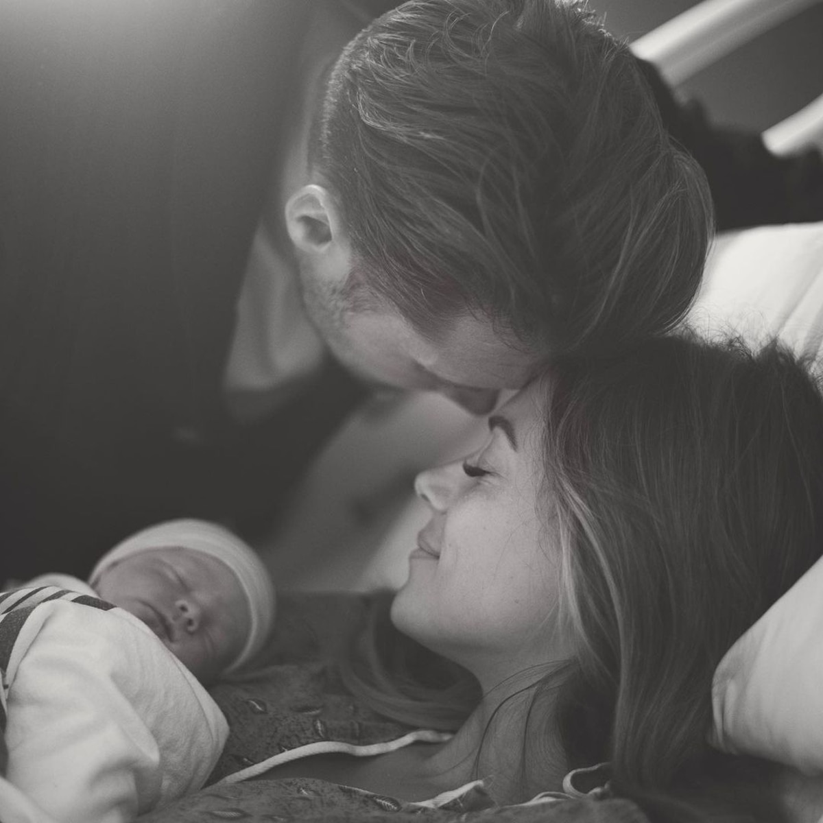 Jana Kramer y su prometido Allan Russell revelan el significado del nombre de su bebé