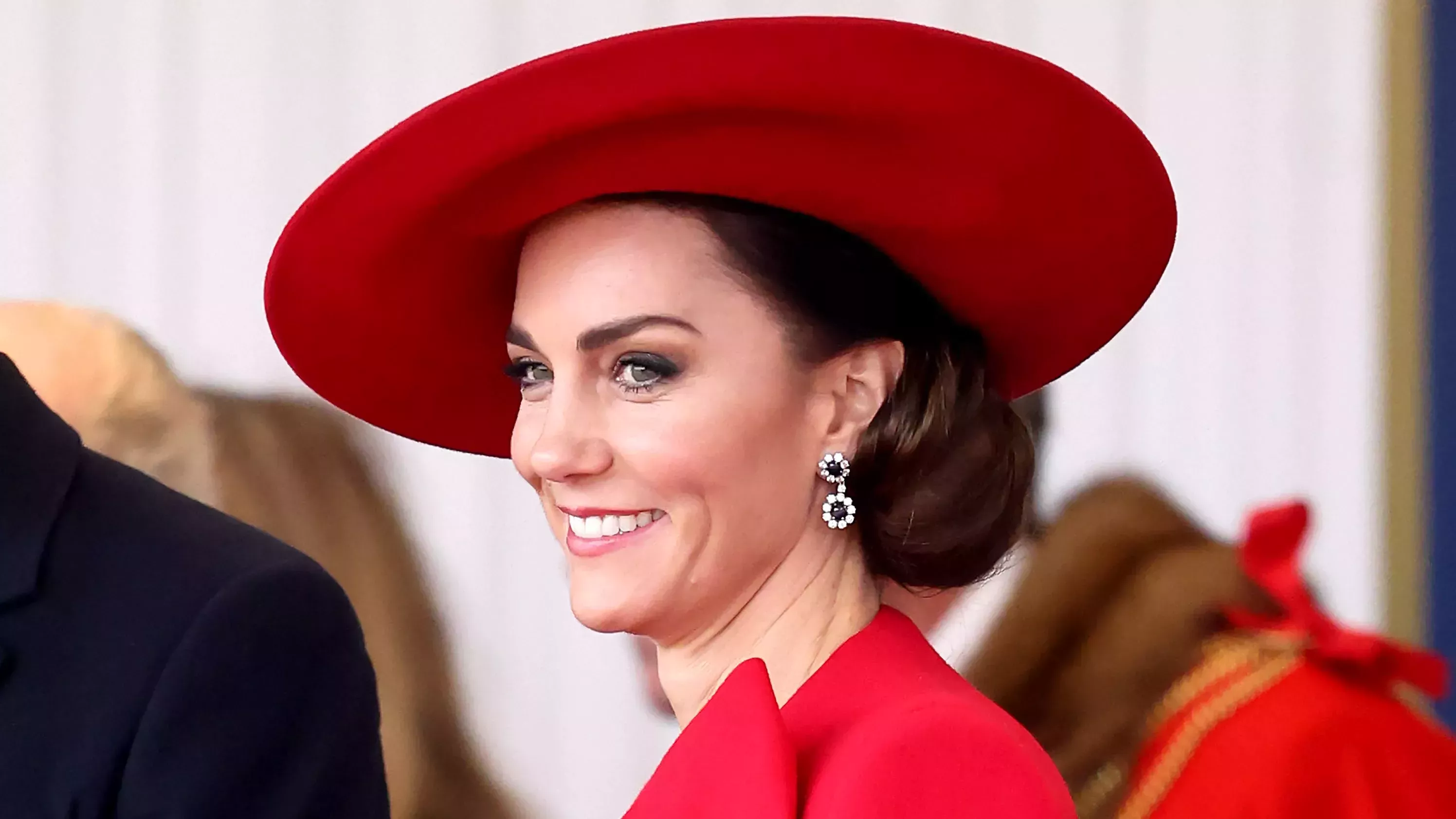 Kate Middleton parece uno de los ángeles de Charlie con su peinado estilo años 70
