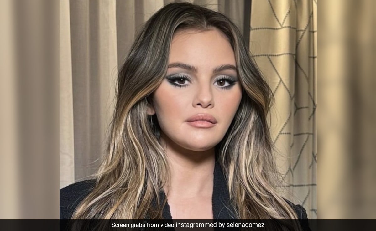 Los ojos recortados y los labios melocotón de Selena Gomez combinan lo retro con lo moderno