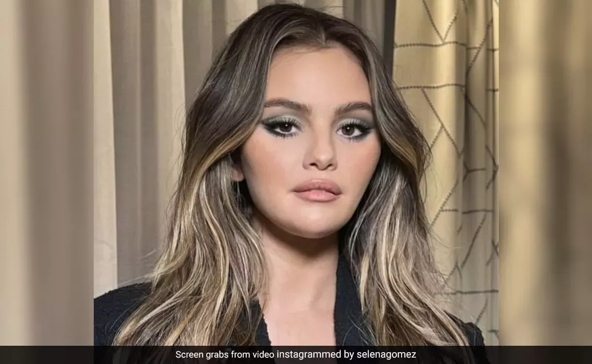 Los ojos recortados y los labios melocotón de Selena Gomez combinan lo retro con lo moderno