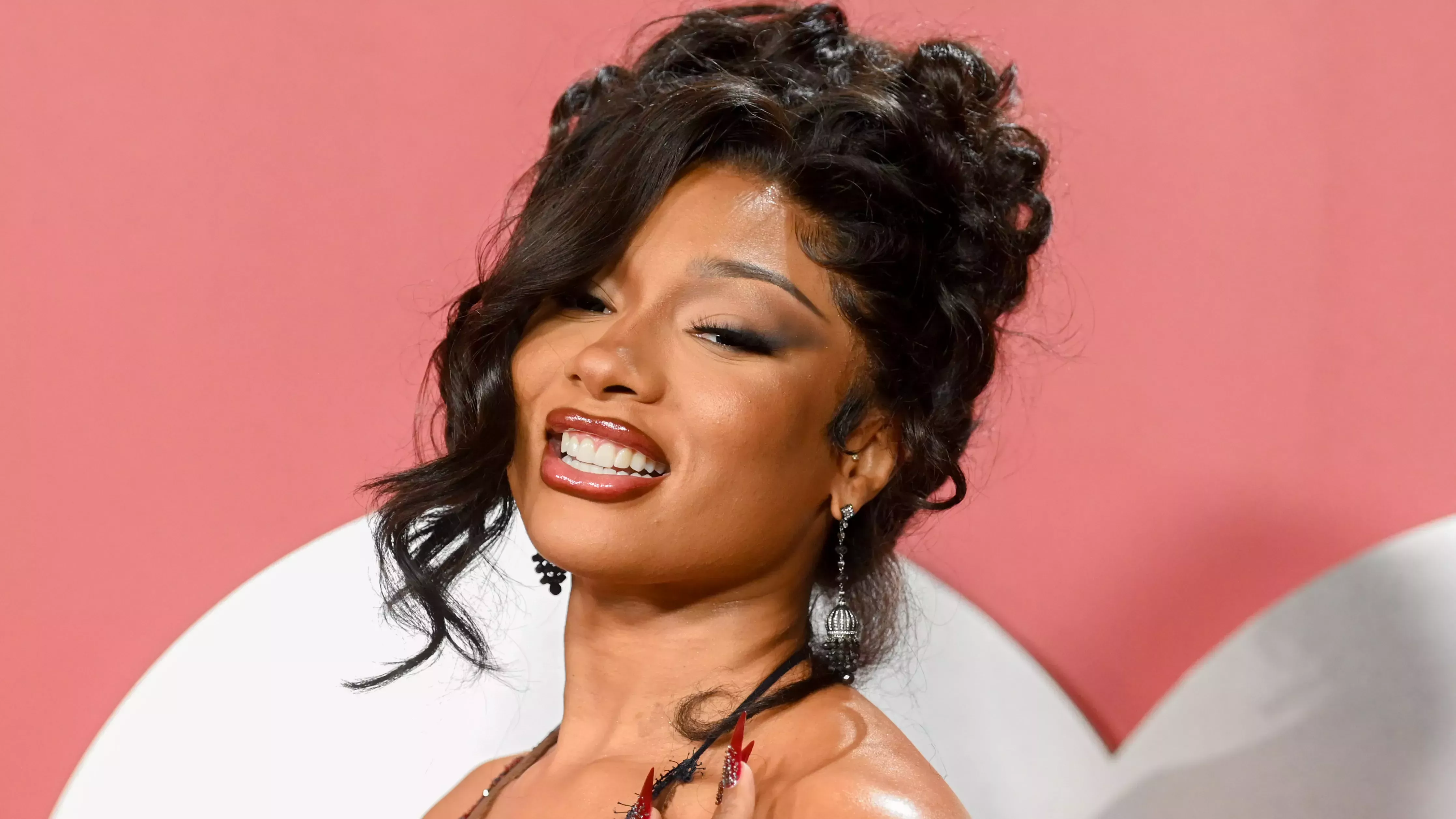 Megan Thee Stallion hace milagrosamente que una coleta bajo un gorro parezca increíble