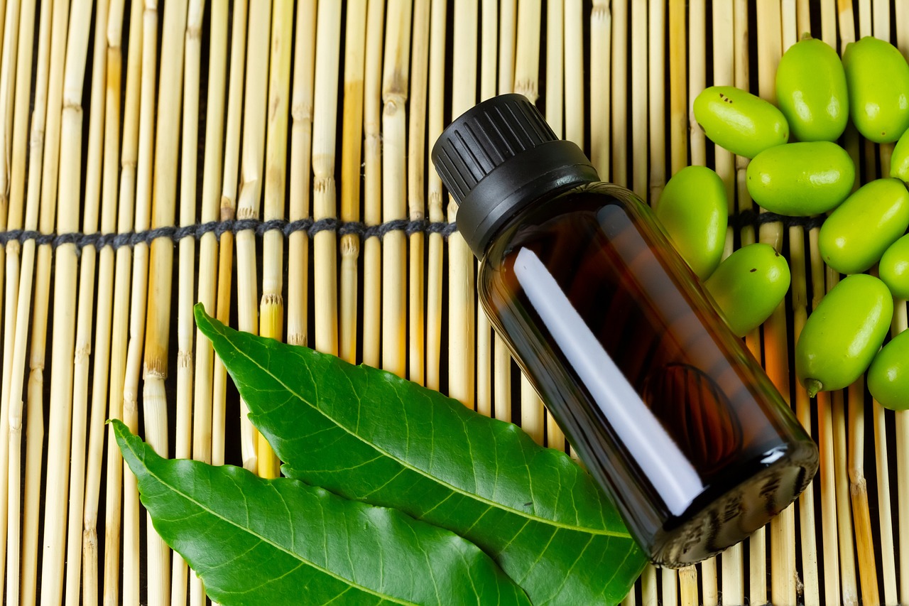 ¿Qué hace el aceite de neem en las plantas?