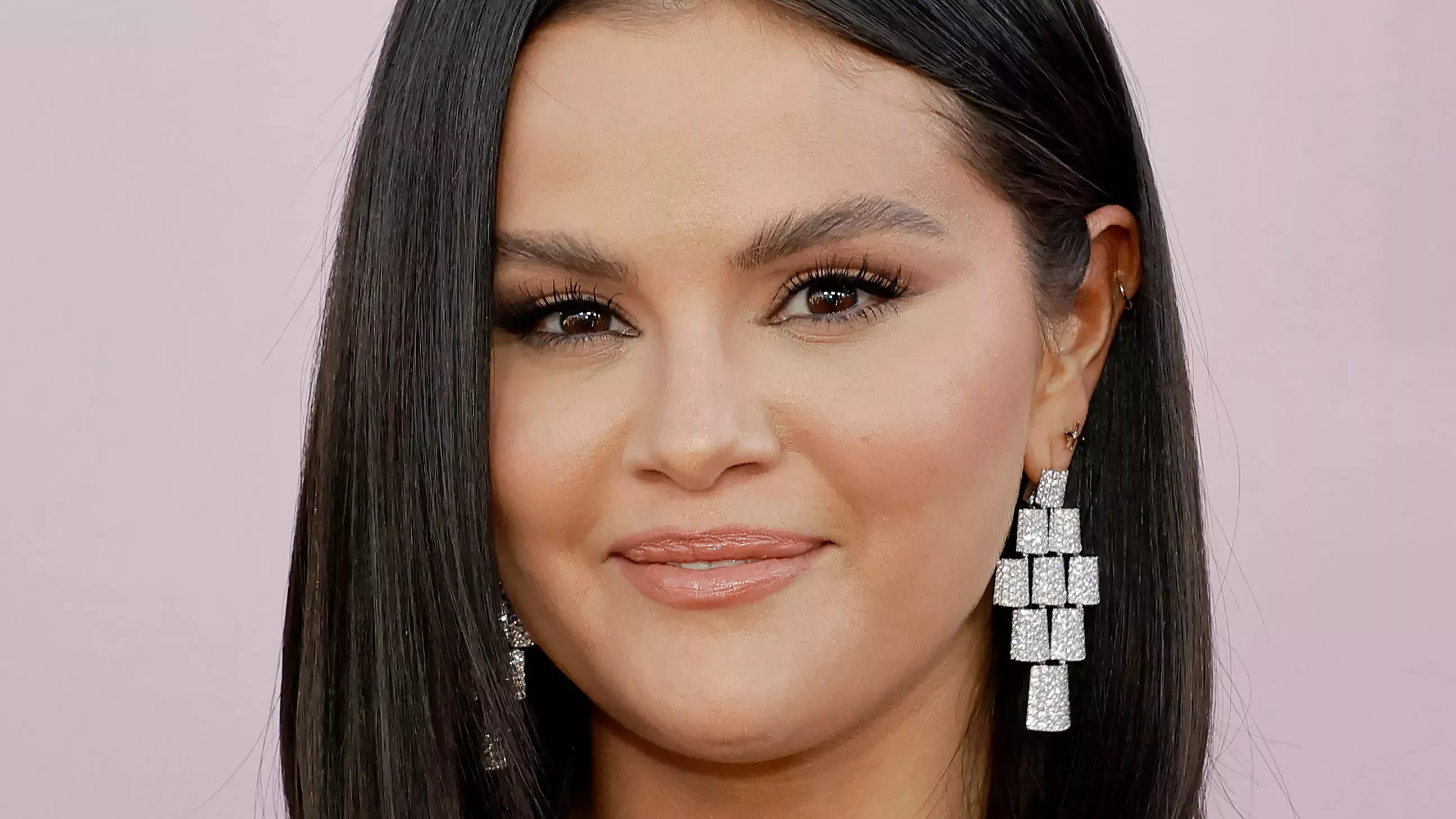 Selena Gomez hizo el último cambio de color de pelo que esperarías para el invierno