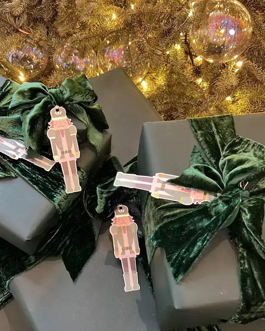 Khloé Kardashian 2023 Gift Wrapping-2