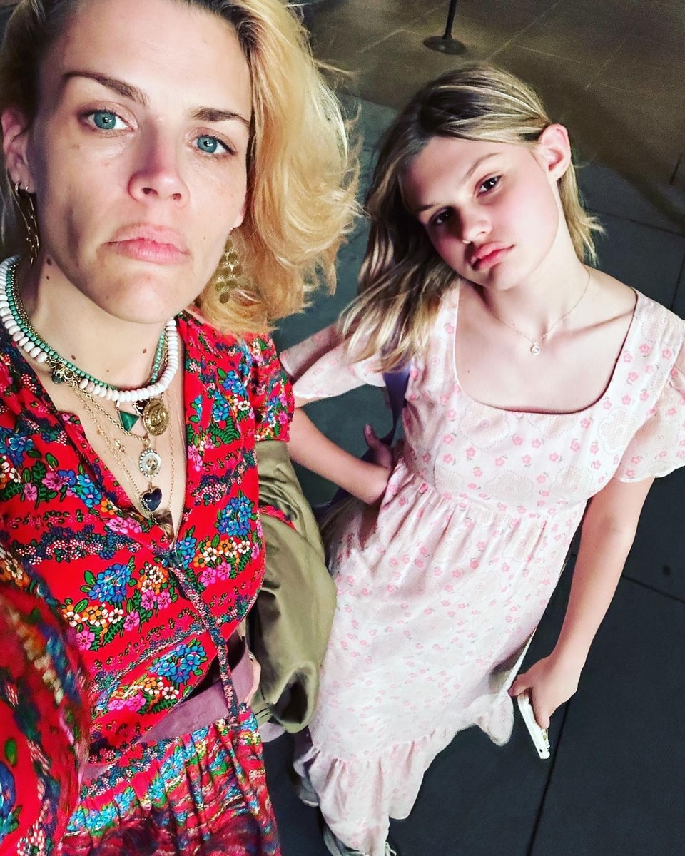 El pajarito de 15 años de Busy Philipps sufre un "aterrador" ataque en el colegio en Suecia