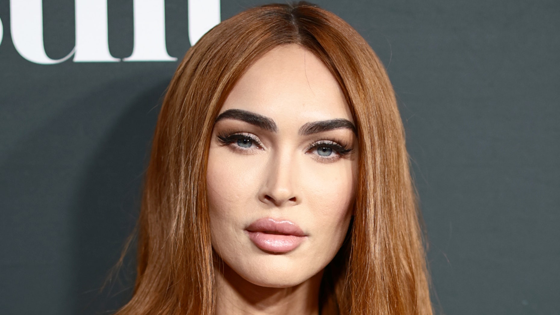 El peinado de Megan Fox con resaca es un giro divertido a un clásico elegante