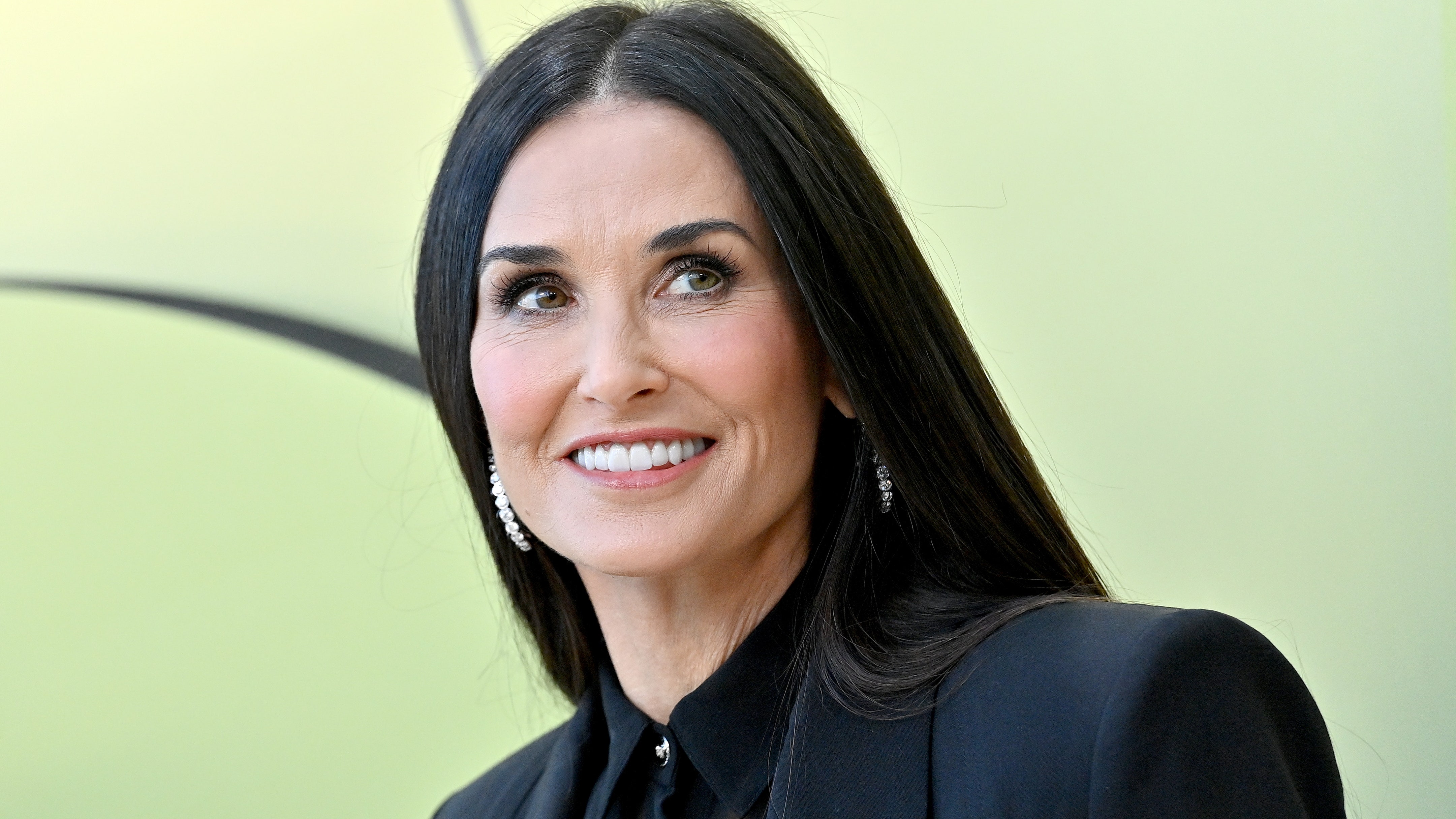 El pelo liso característico de Demi Moore no aparece por ningún lado en su último look