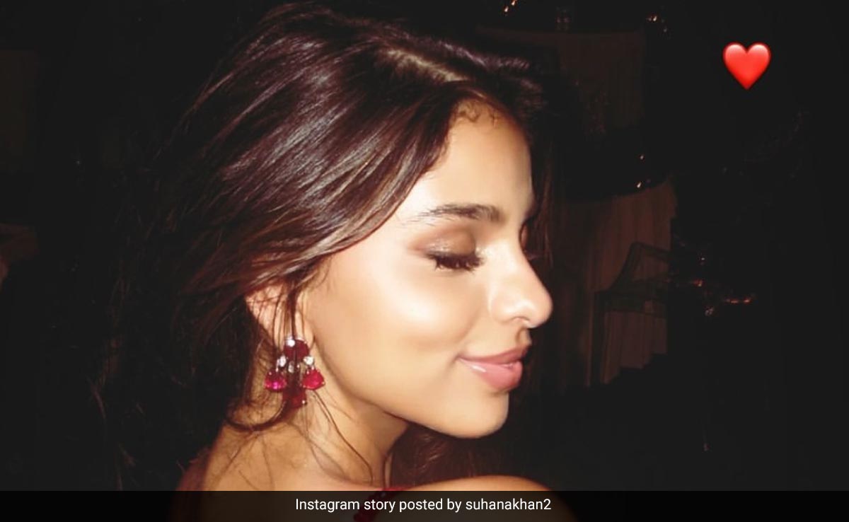 El suave maquillaje rosa de Suhana Khan con su vestido escarlata es todo corazones rojos