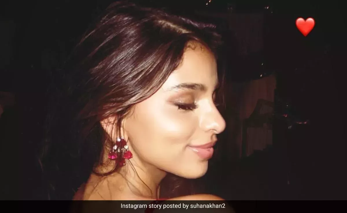 El suave maquillaje rosa de Suhana Khan con su vestido escarlata es todo corazones rojos