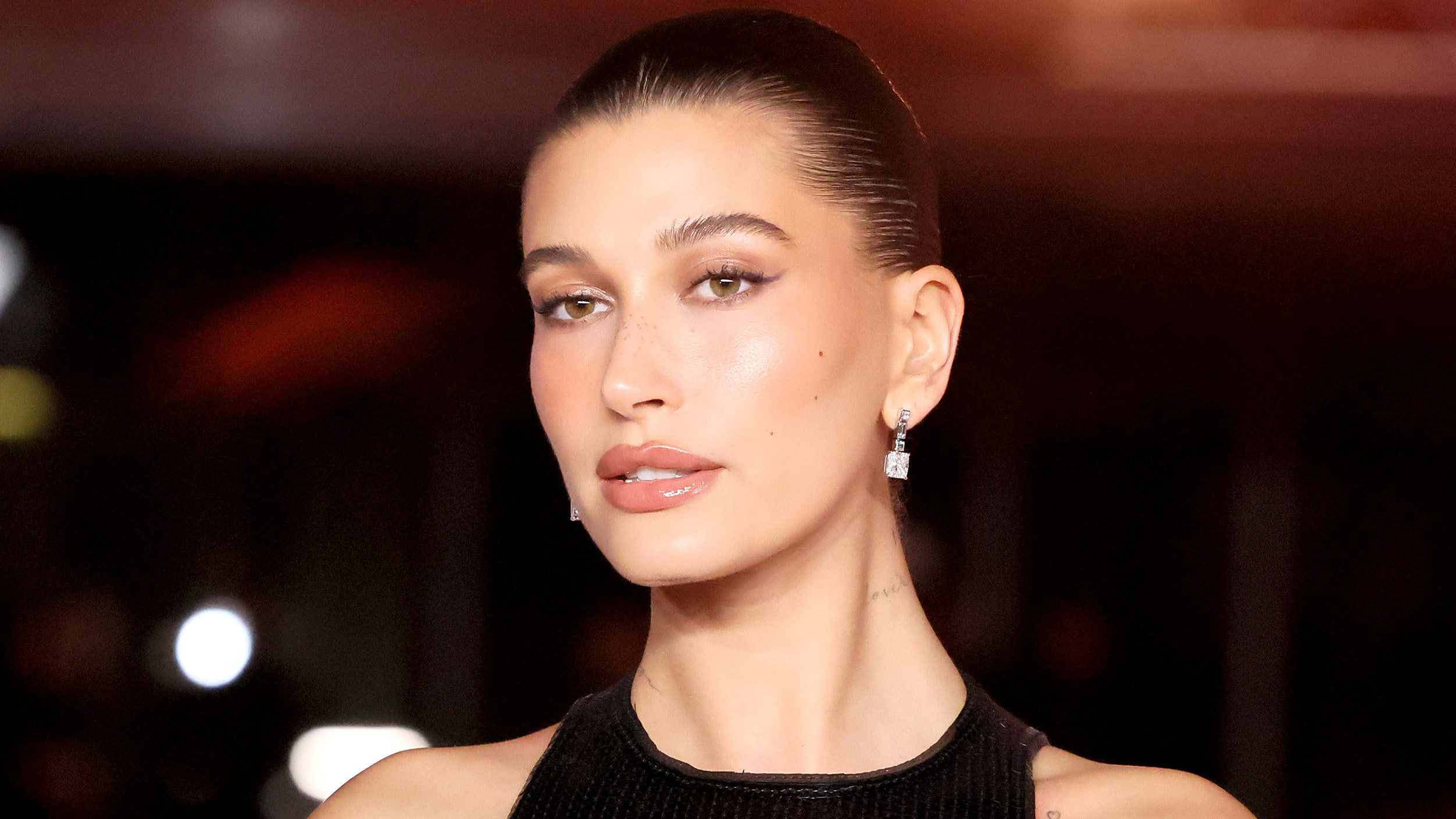 Hailey Bieber se hizo el tatuaje de mano más delicado de todos los tiempos