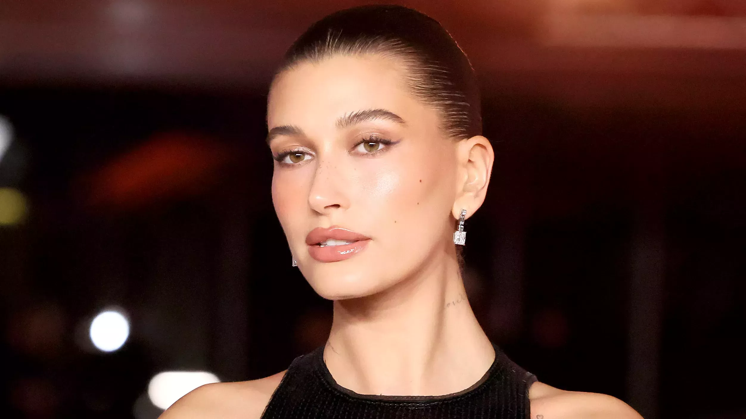 Hailey Bieber se hizo el tatuaje de mano más delicado de todos los tiempos