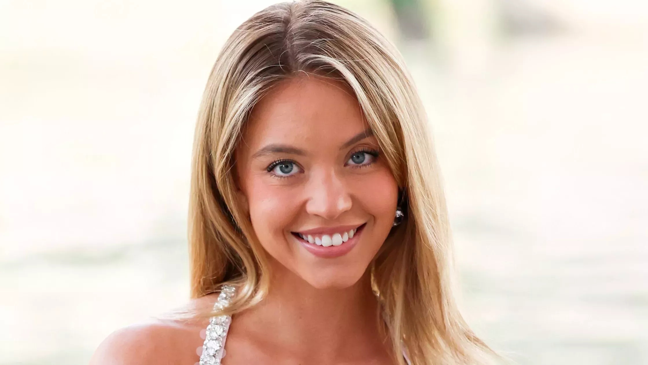 No entiendo cómo Sydney Sweeney puede llevar cómodamente una diadema y unas gafas de sol