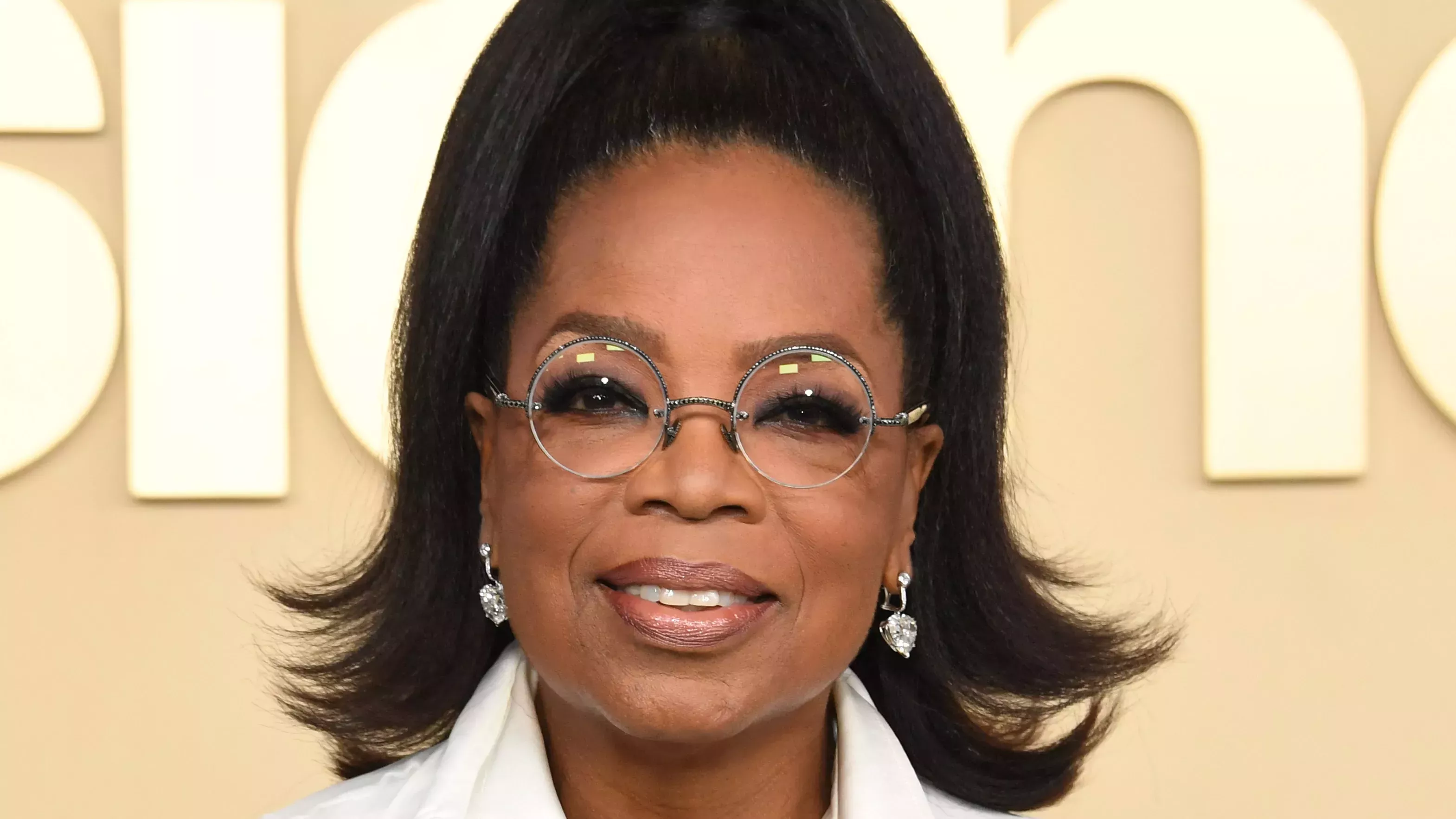 Probablemente podría ver mi reflejo en la brillante y alta media coleta de Oprah