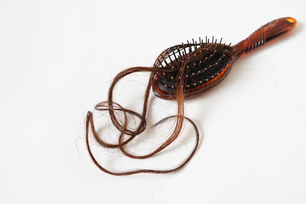 ¿Qué enfermedad puede causar la caída del cabello?