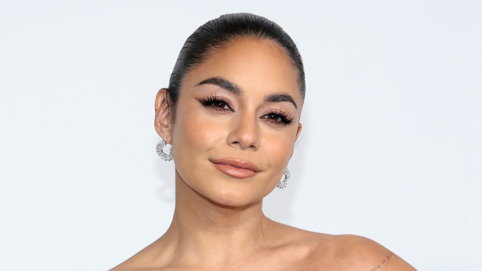 Ver las uñas de la boda de Vanessa Hudgens mereció la espera