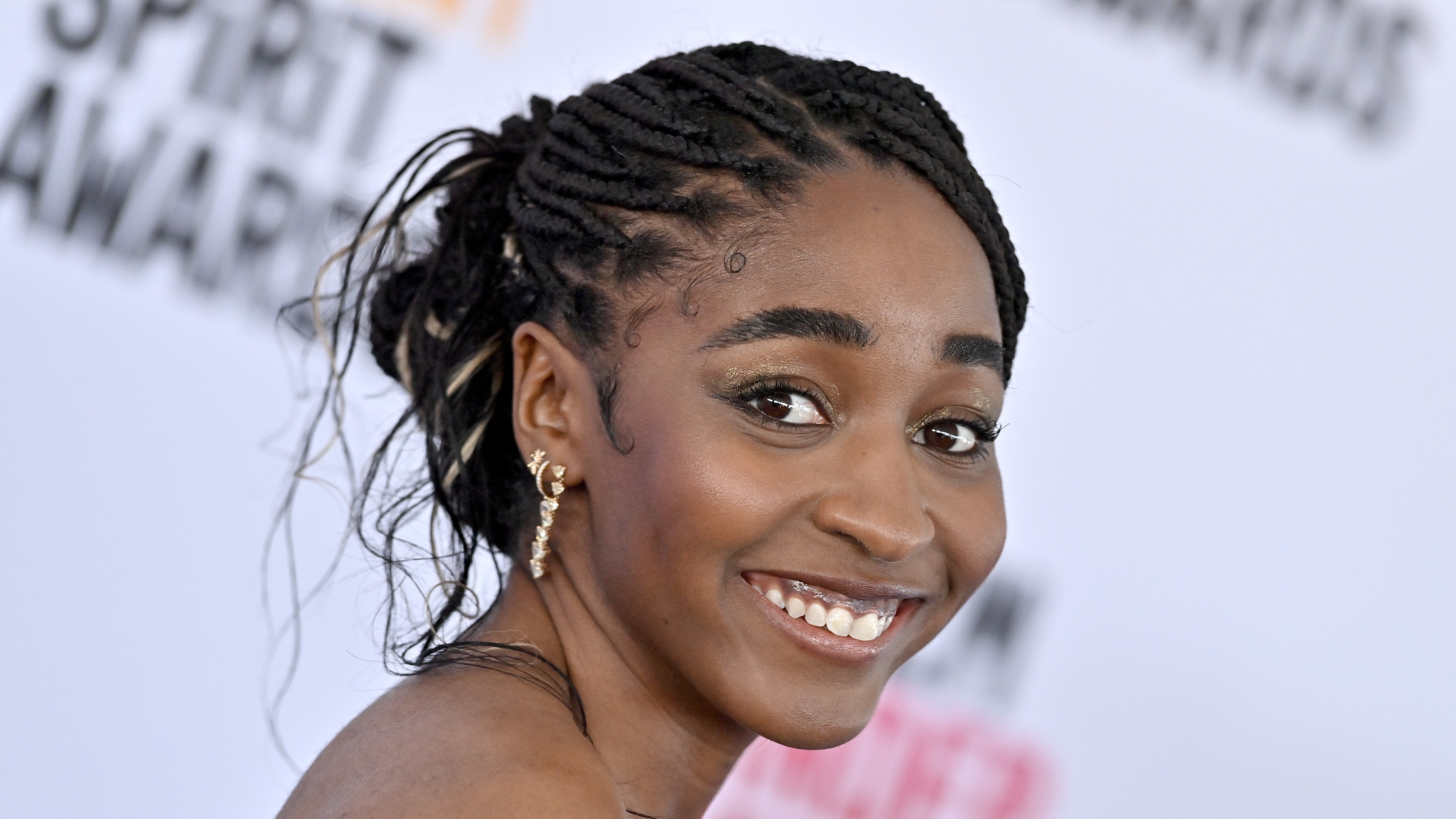 Ayo Edebiri estrenó el corte de pelo Bob más corto, despuntado y bonito en los Globos de Oro