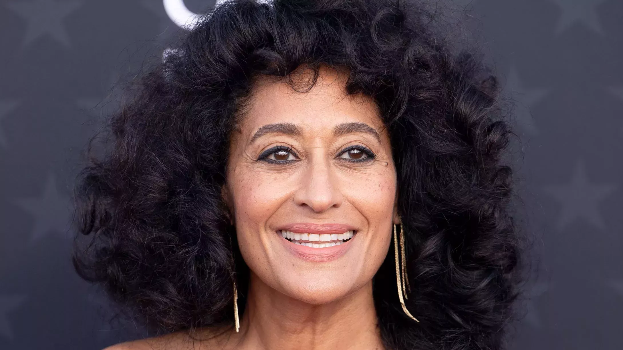 Cualquiera diría que Tracee Ellis Ross viajó a 1960 para hacerse esta coleta