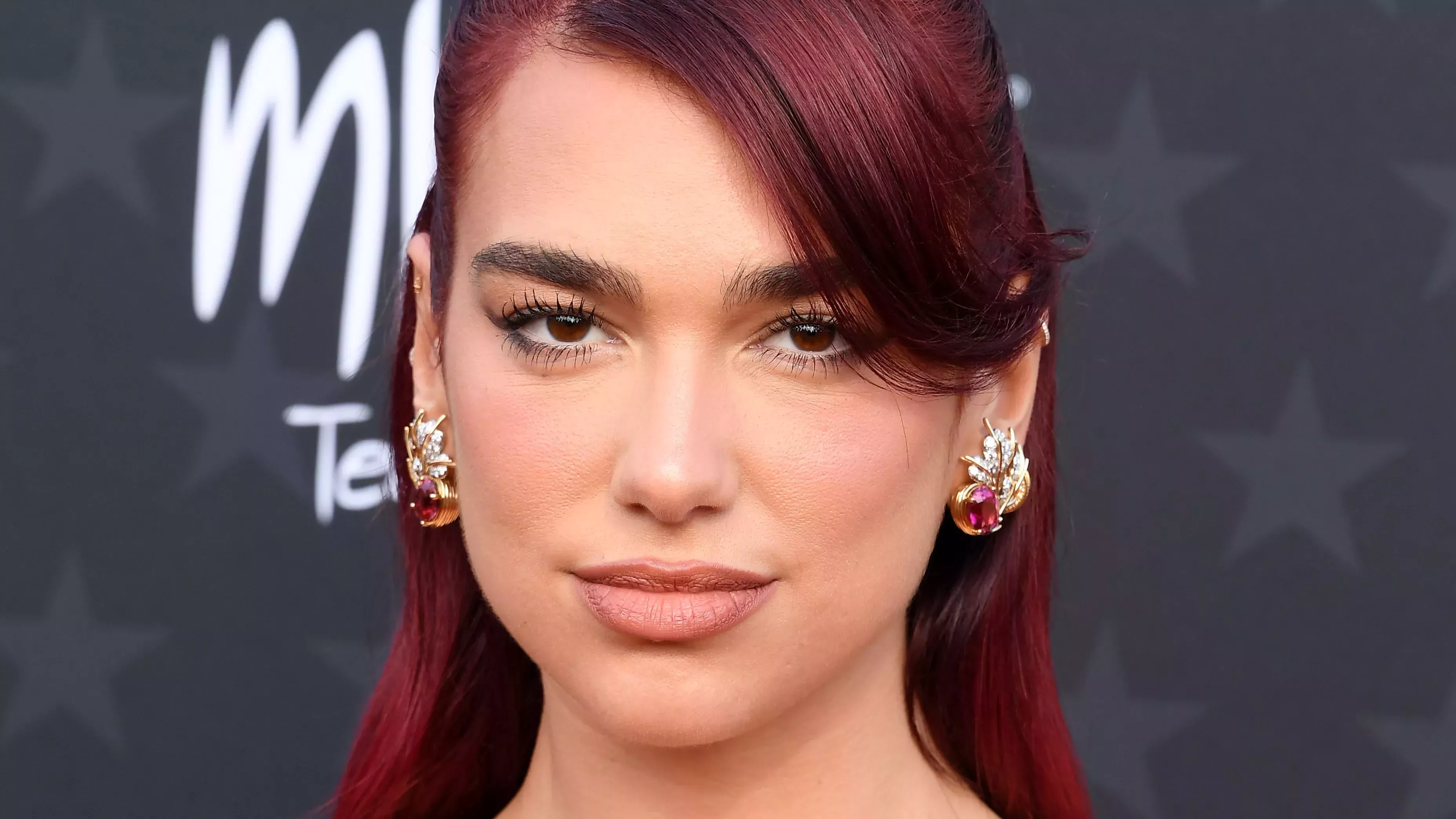 Dua Lipa luce como una sirena con estas ondas playeras