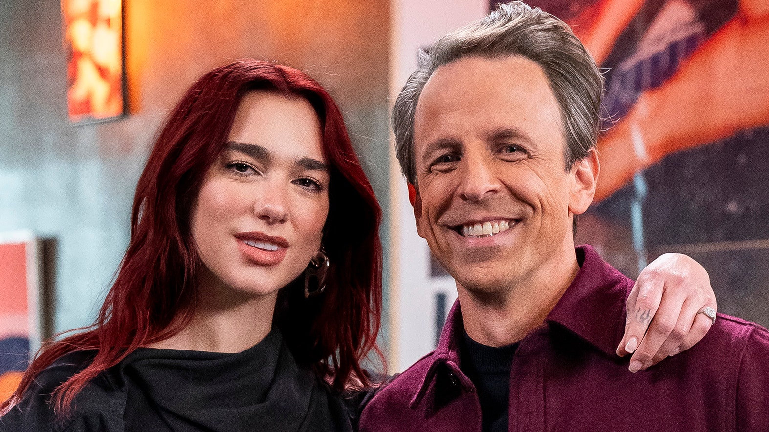Dua Lipa y Seth Meyers se hicieron tatuajes a juego ante el público en directo