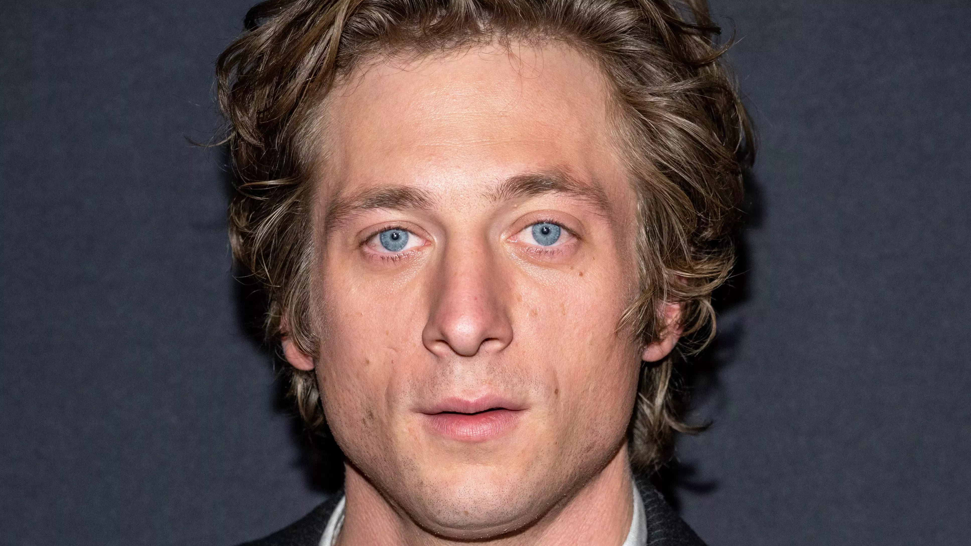 El curioso caso del ombligo de Jeremy Allen White