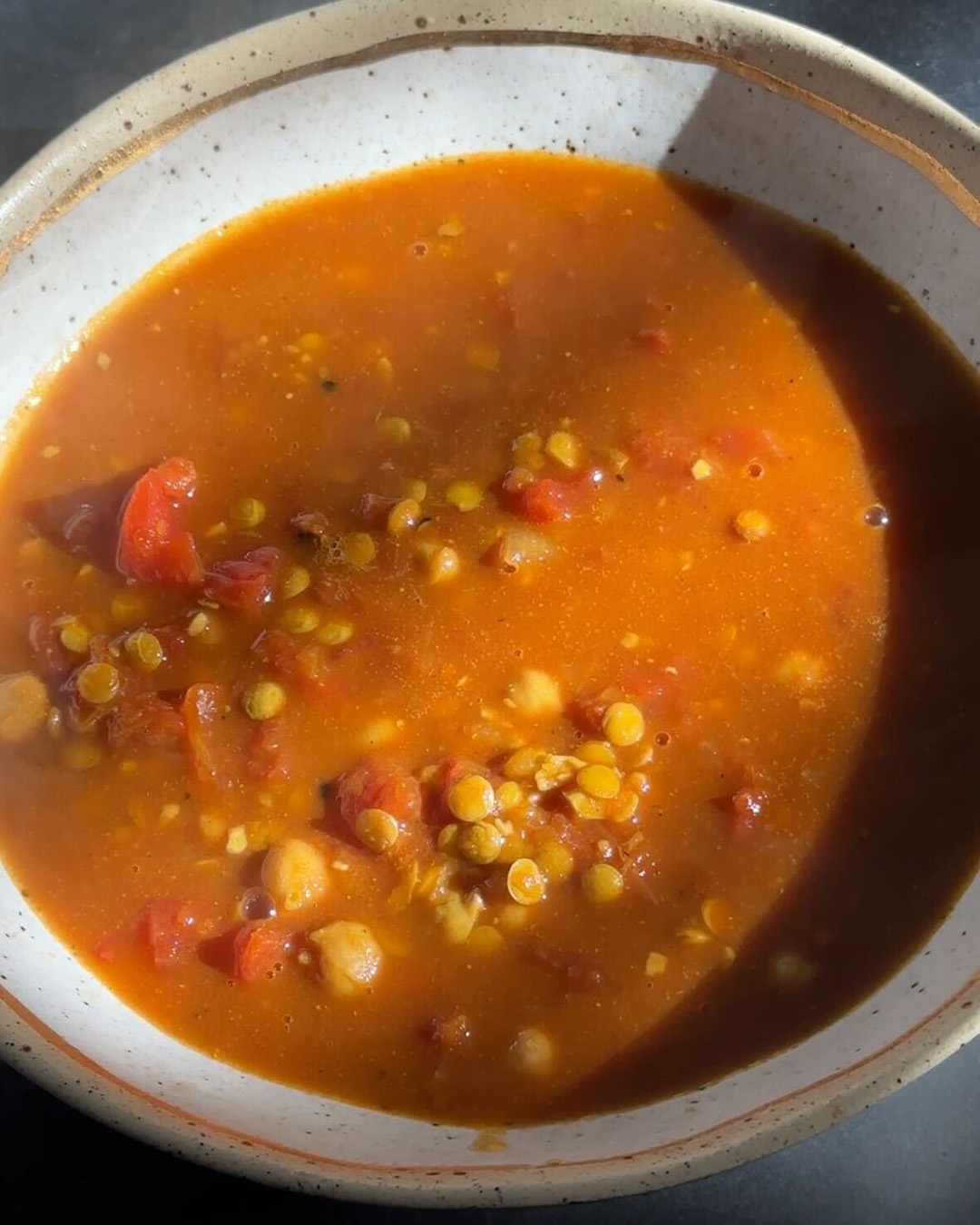 El guiso vegano repleto de proteínas que nuestra editora de bienestar hace al menos una vez a la semana