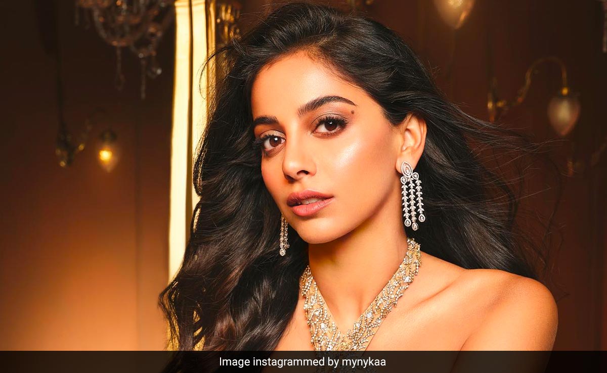 El maquillaje festivo de Banita Sandhu brilla más que su vestido recortado